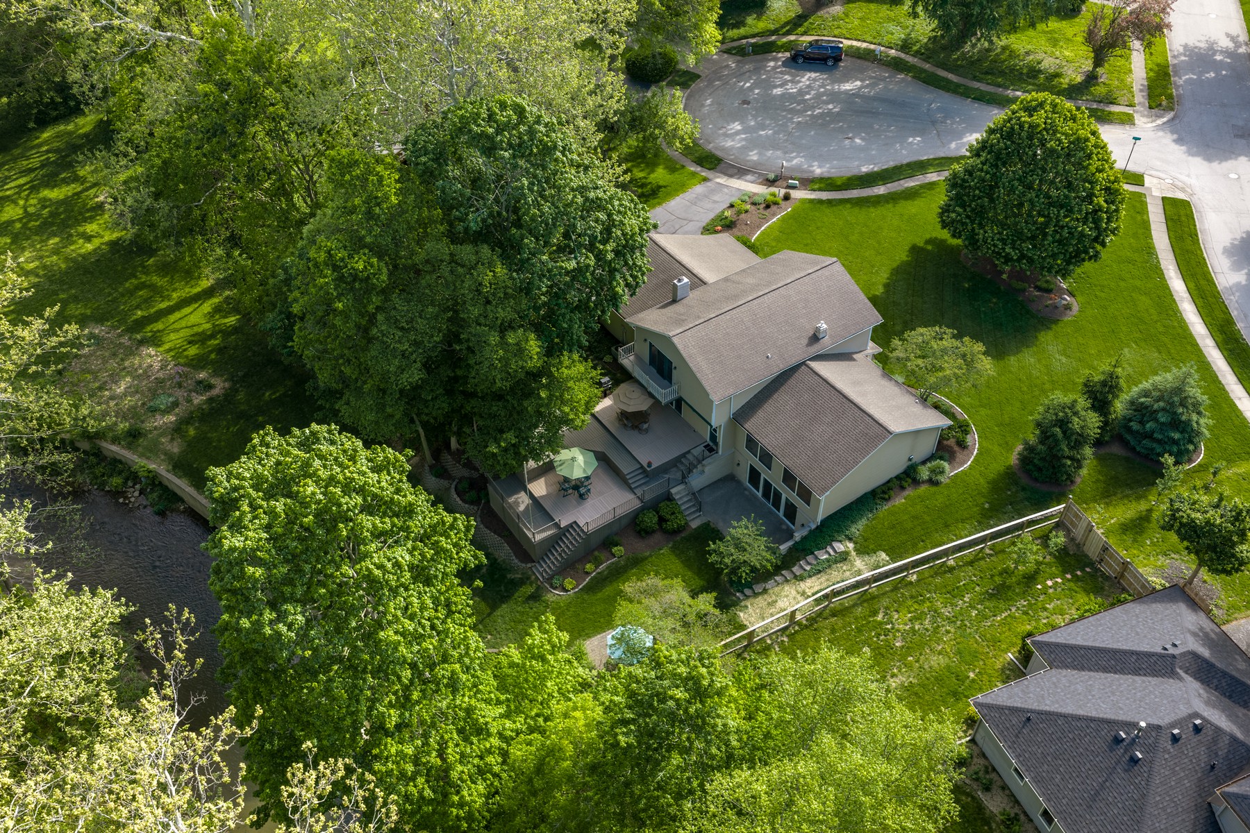  Exceptional Four Bedroom Home Set Along a Winding Creek - 物件實景