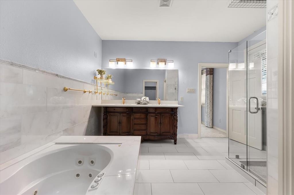 8248 Meadowbrook Drive, Fort Worth, Texas, 76120, United States, 5 Bedrooms Bedrooms, ,6 BathroomsBathrooms,Residential,For Sale,8248 Meadowbrook Drive,1666284