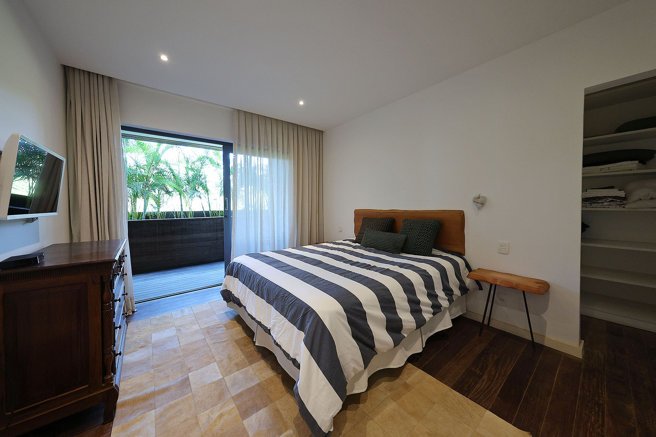  Contemporary estate immersed in nature with panoramic lake views - 物件實景