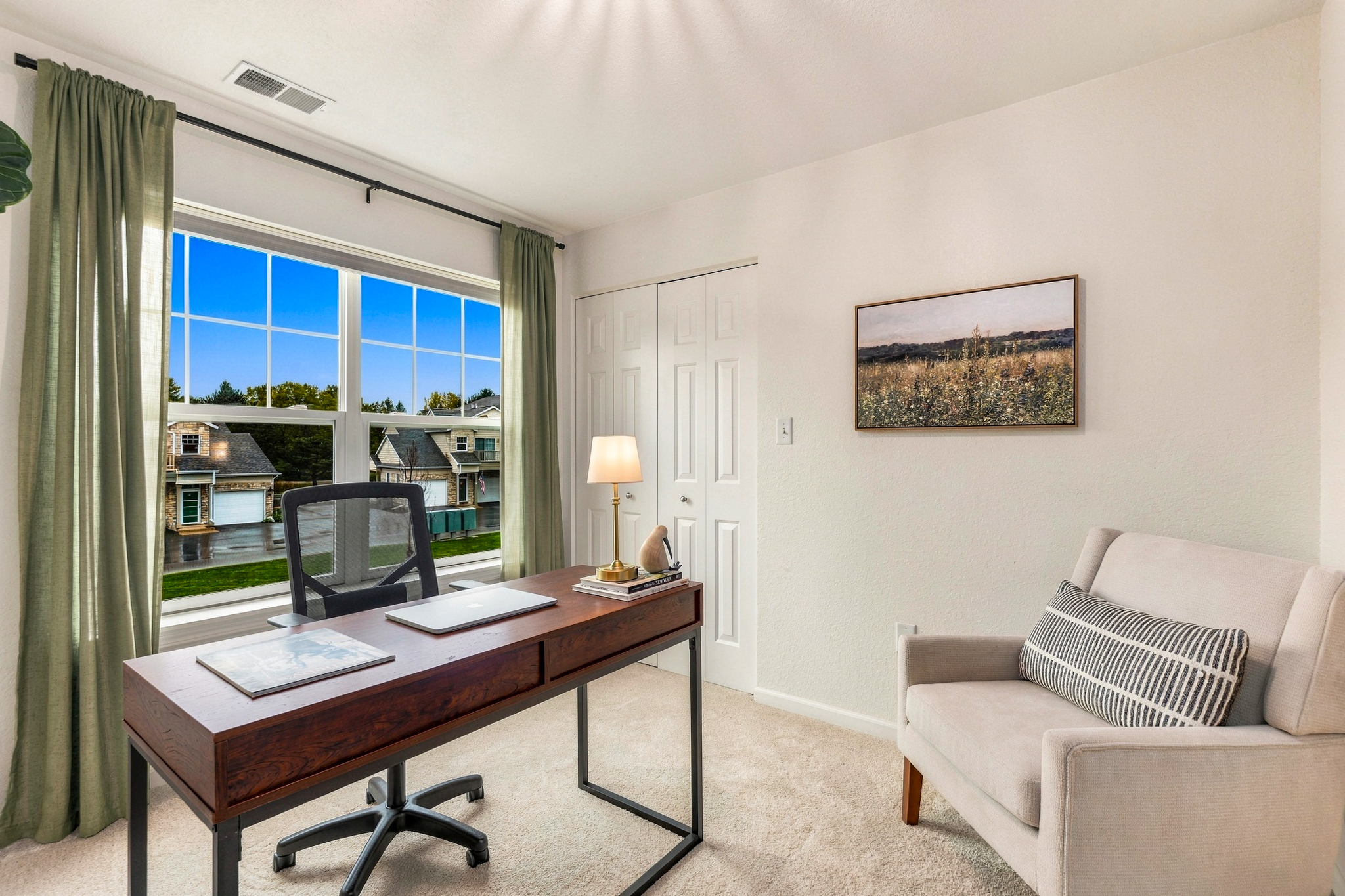  Pewaukee Condo with Scenic Pond Views & Resort Amenities - 物件實景