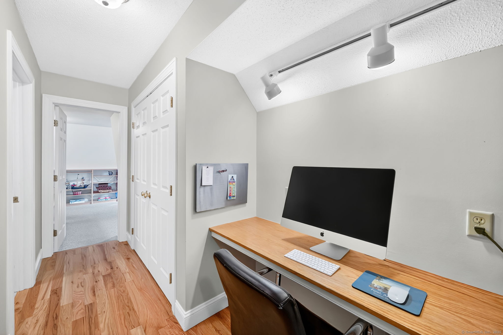 Suffield, Connecticut, 06078, United States, 4 Bedrooms Bedrooms, ,3 BathroomsBathrooms,Residential,For Sale,1988055