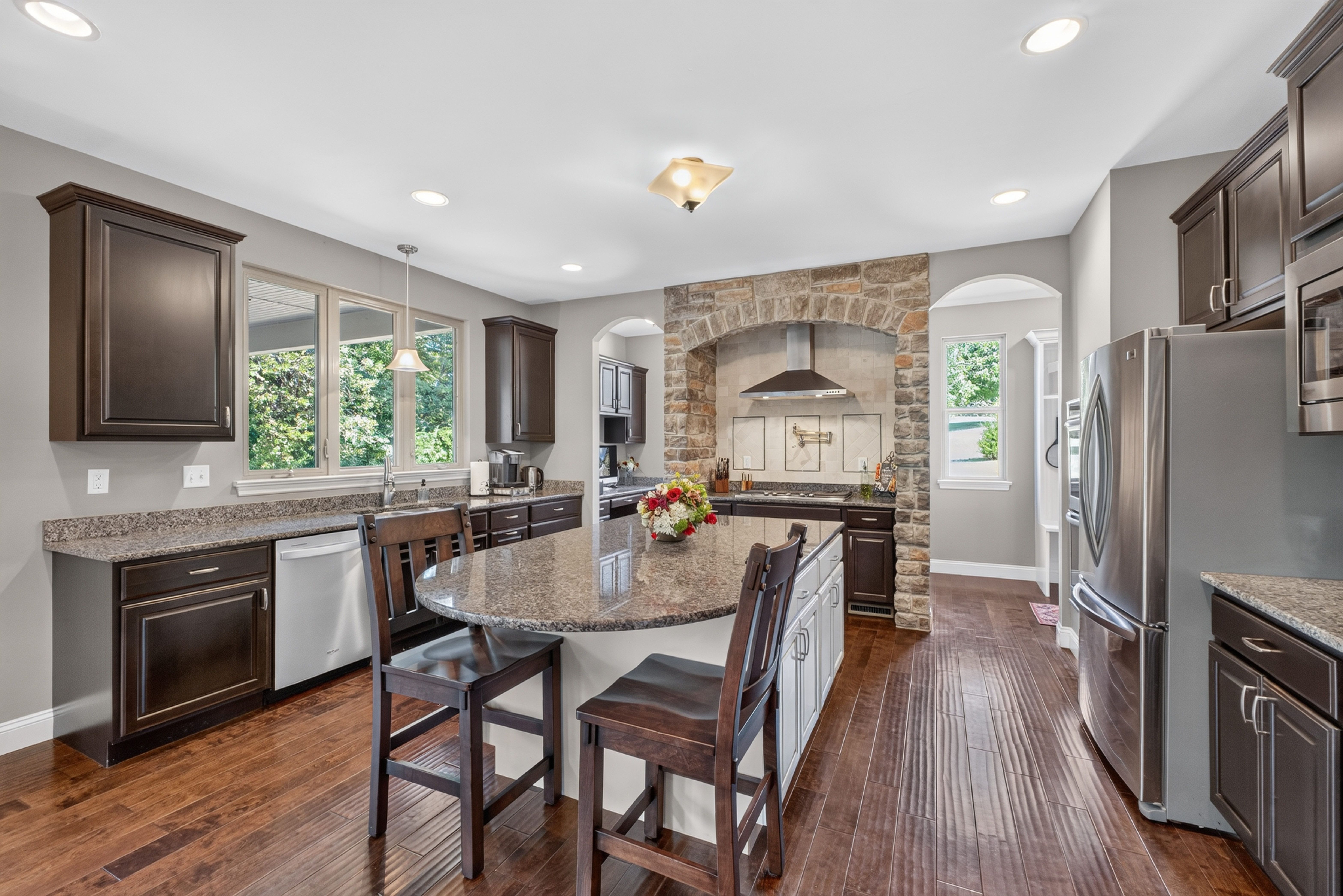  Located on 1.24 acre corner lot backing to mature trees. - 物件實景
