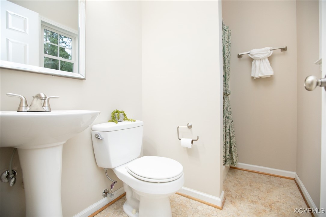 Farmville, Virginia, 23901, United States, 4 Bedrooms Bedrooms, ,5 BathroomsBathrooms,Residential,For Sale,1916348