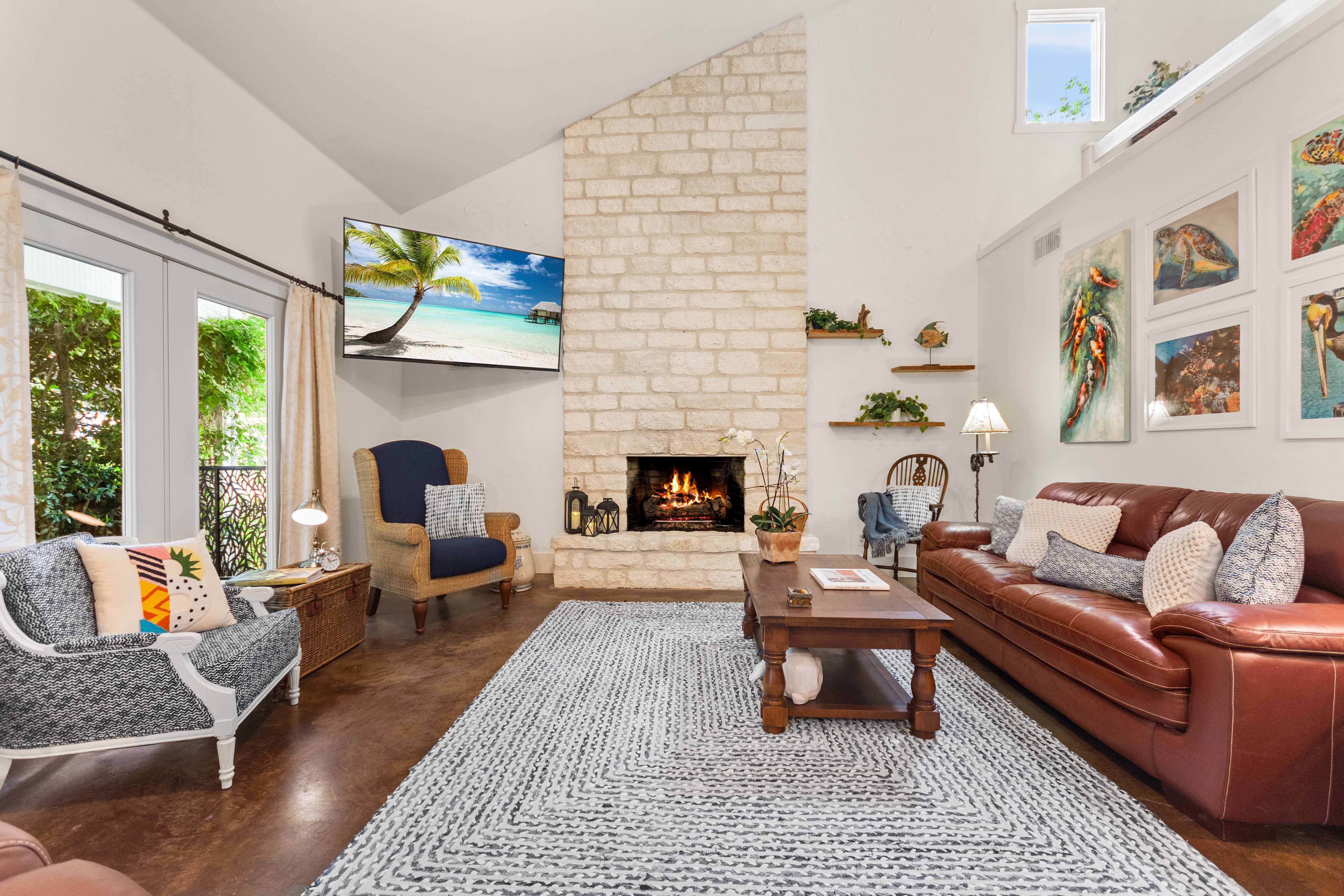  Privacy, Hill Country Charm and Income Potential - 物件實景