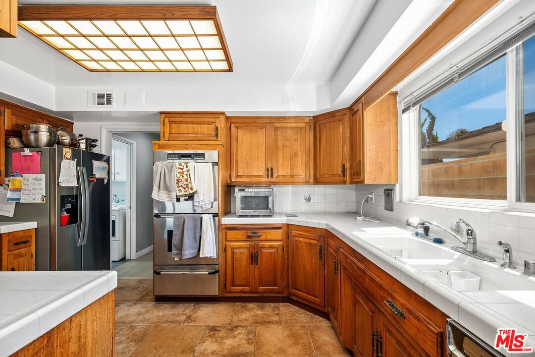 Los Angeles, California, 90056, United States, 5 Bedrooms Bedrooms, ,5 BathroomsBathrooms,Residential,For Sale,1918507