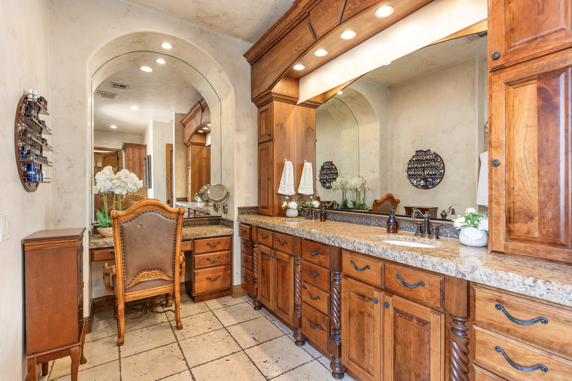 Tuscany Revival Resort-Style Living With Theater Room, Pool & 4-Car Garage - 物件實景