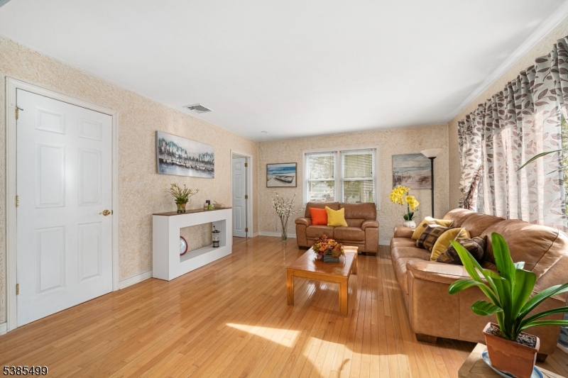 Parsippany-Troy Hills Twp., New Jersey, 07054, United States, 3 Bedrooms Bedrooms, ,2 BathroomsBathrooms,Residential,For Sale,1947046