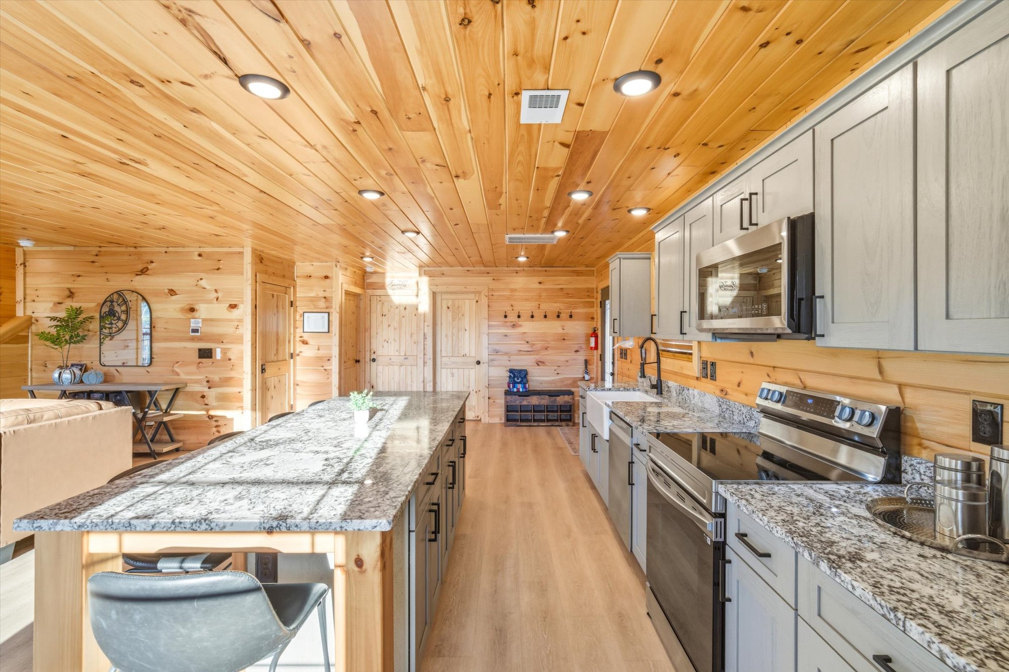 Sevierville, Tennessee, 37862, United States, 2 Bedrooms Bedrooms, ,2 BathroomsBathrooms,Residential,For Sale,1992770