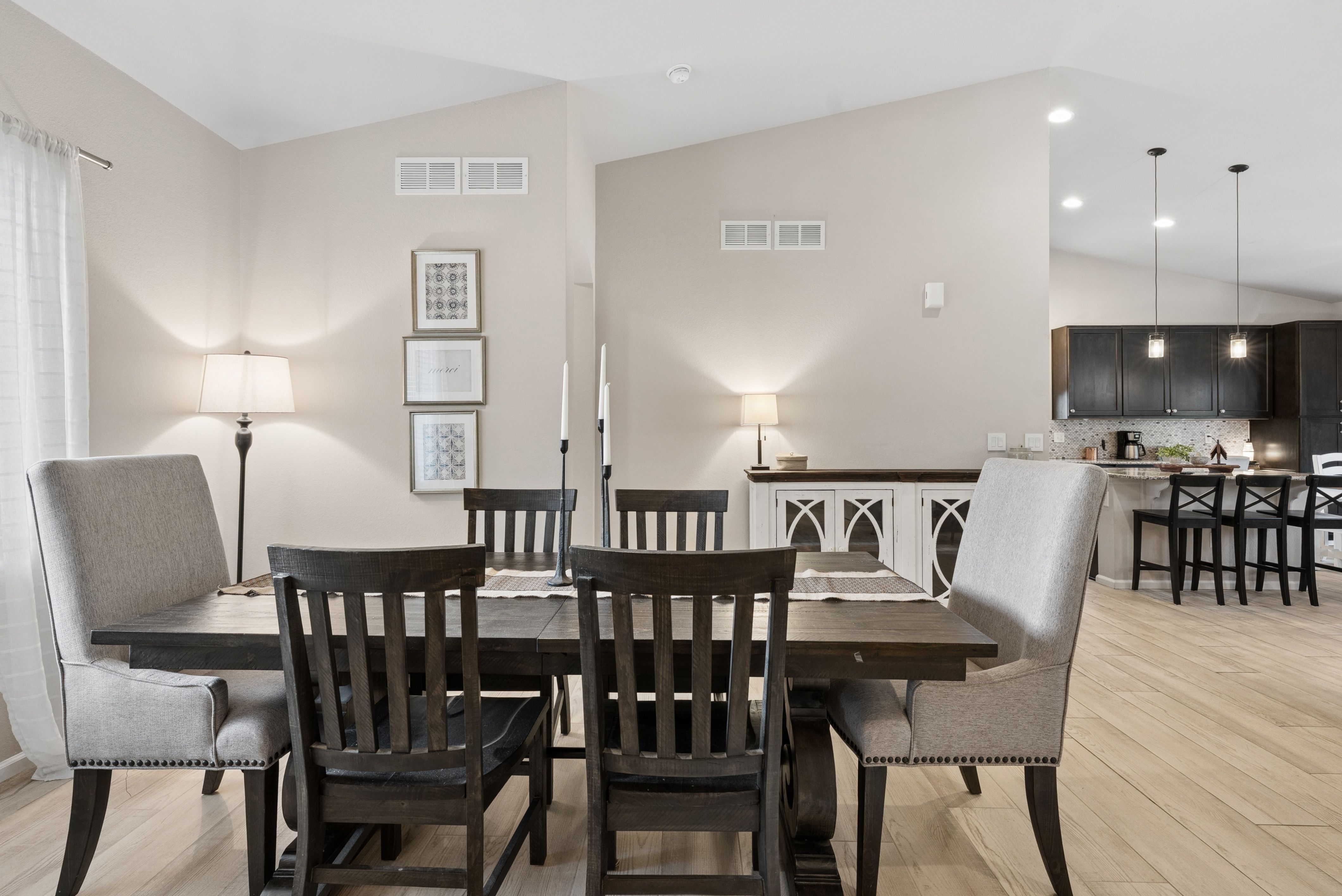  Main Level Living Paired With An Exceptional Location - 物件實景