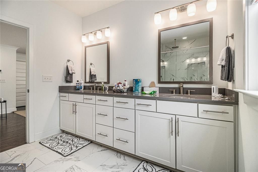 Atlanta, Georgia, 30324, United States, 4 Bedrooms Bedrooms, ,5 BathroomsBathrooms,Residential,For Sale,1909913