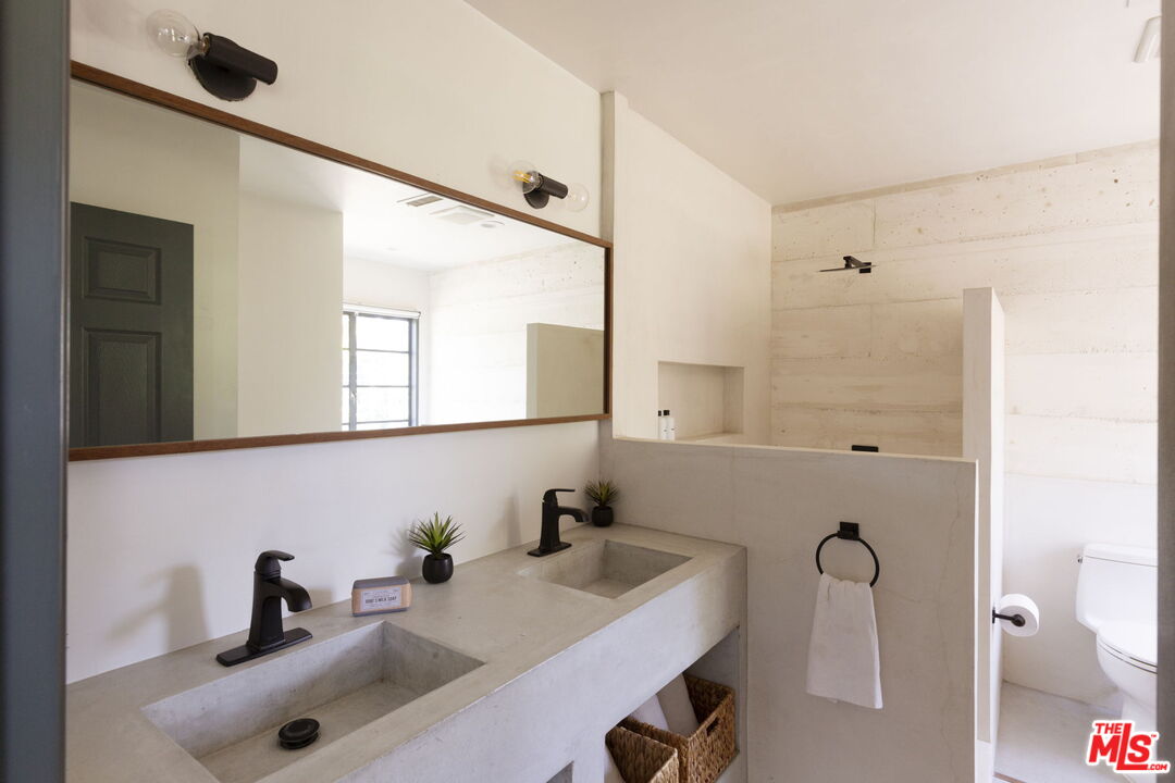 Los Angeles, California, 90068, United States, 3 Bedrooms Bedrooms, ,4 BathroomsBathrooms,Residential,For Sale,1839885