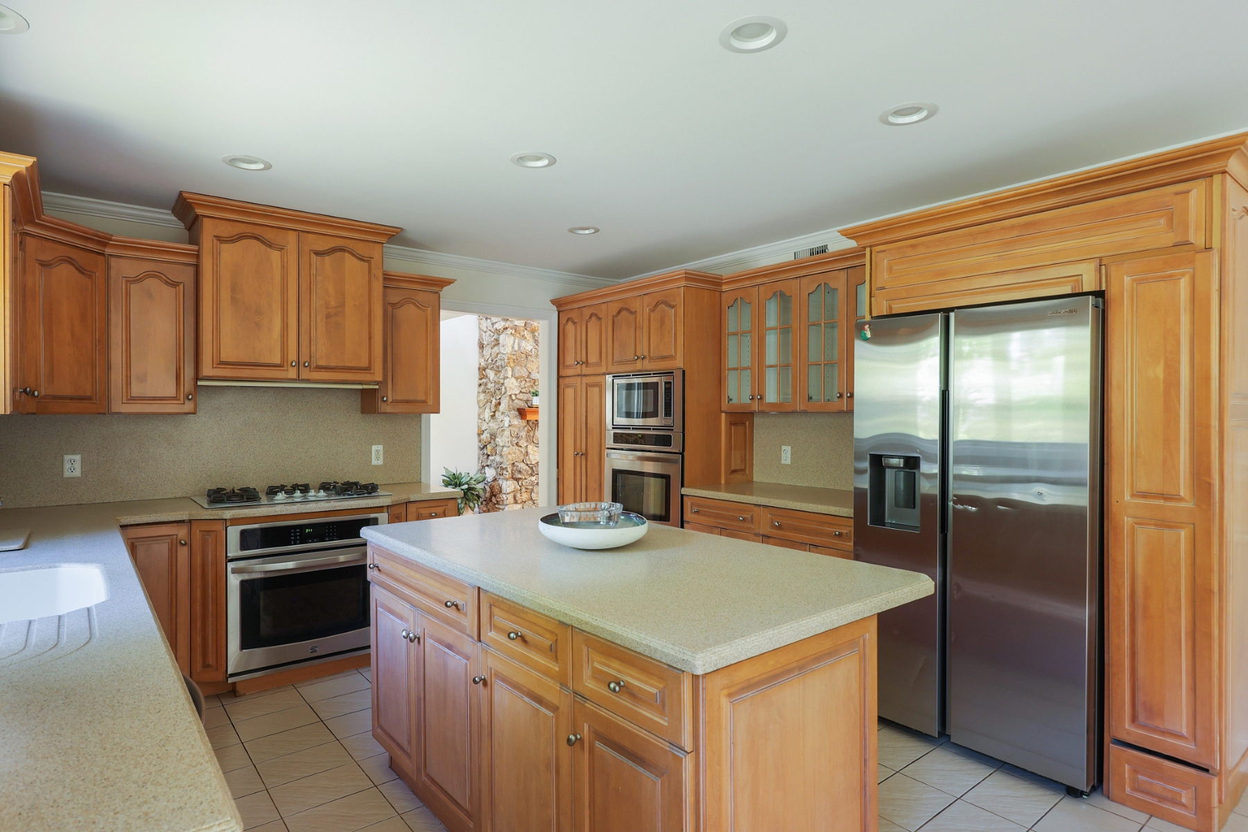  Spacious Living, Thoughtful Updates and Desirable Location - 物件實景