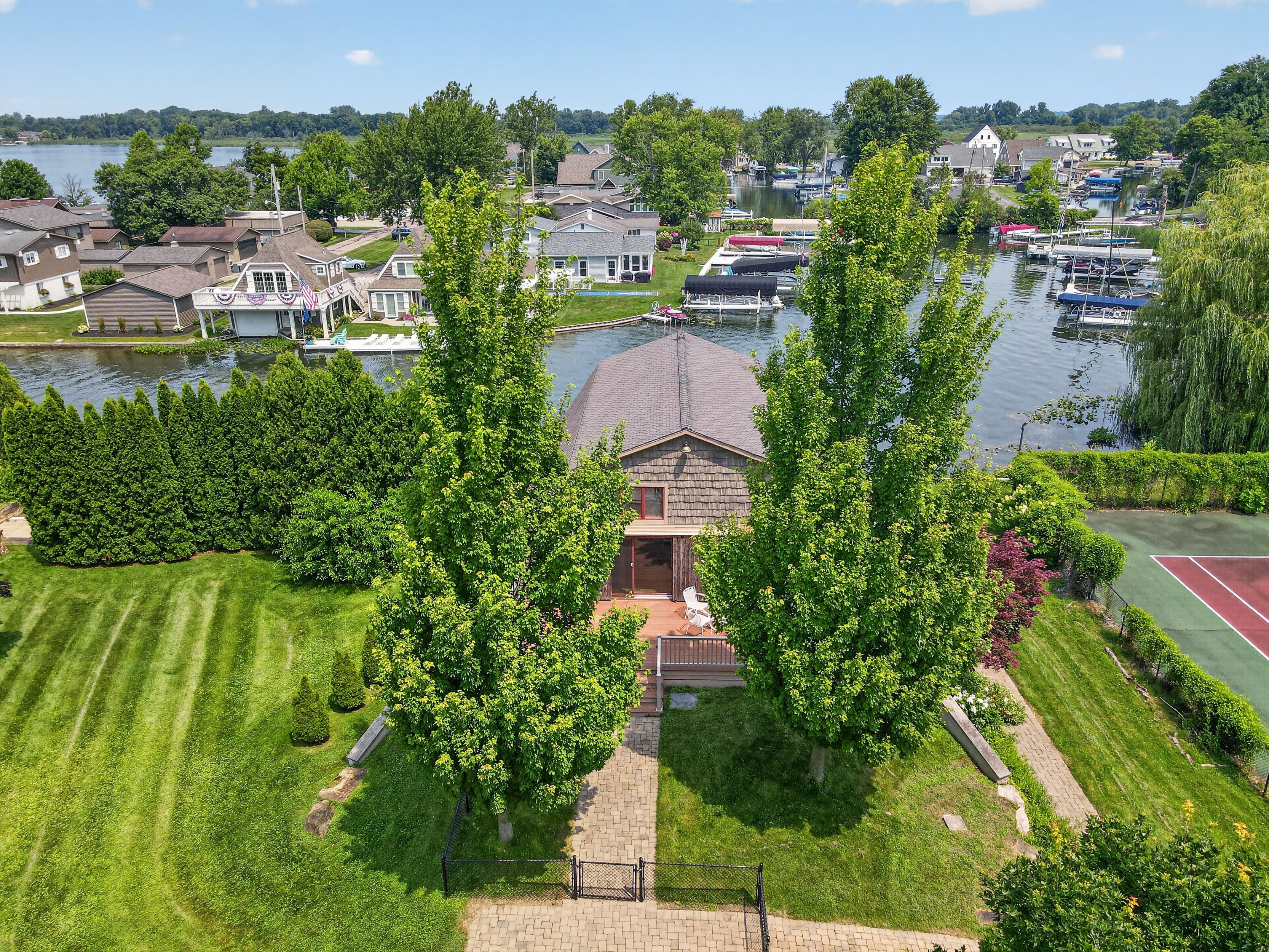  Multiple Residences on a 2.7 Acre Peninsula off Lake Wawasee - 物件實景