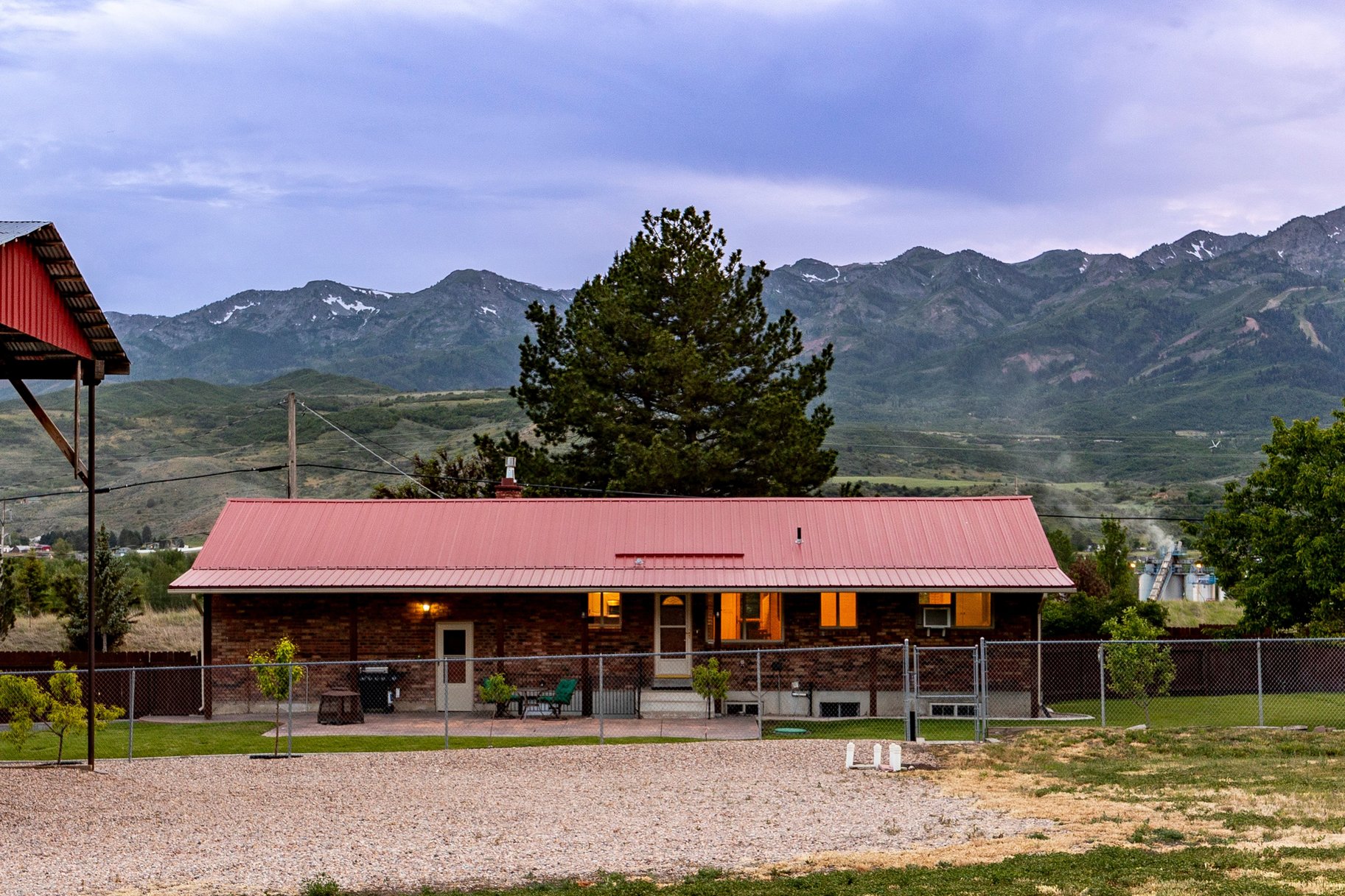  Incredibly Well-Maintained Horse Property with Indoor Arena & Views - 物件實景