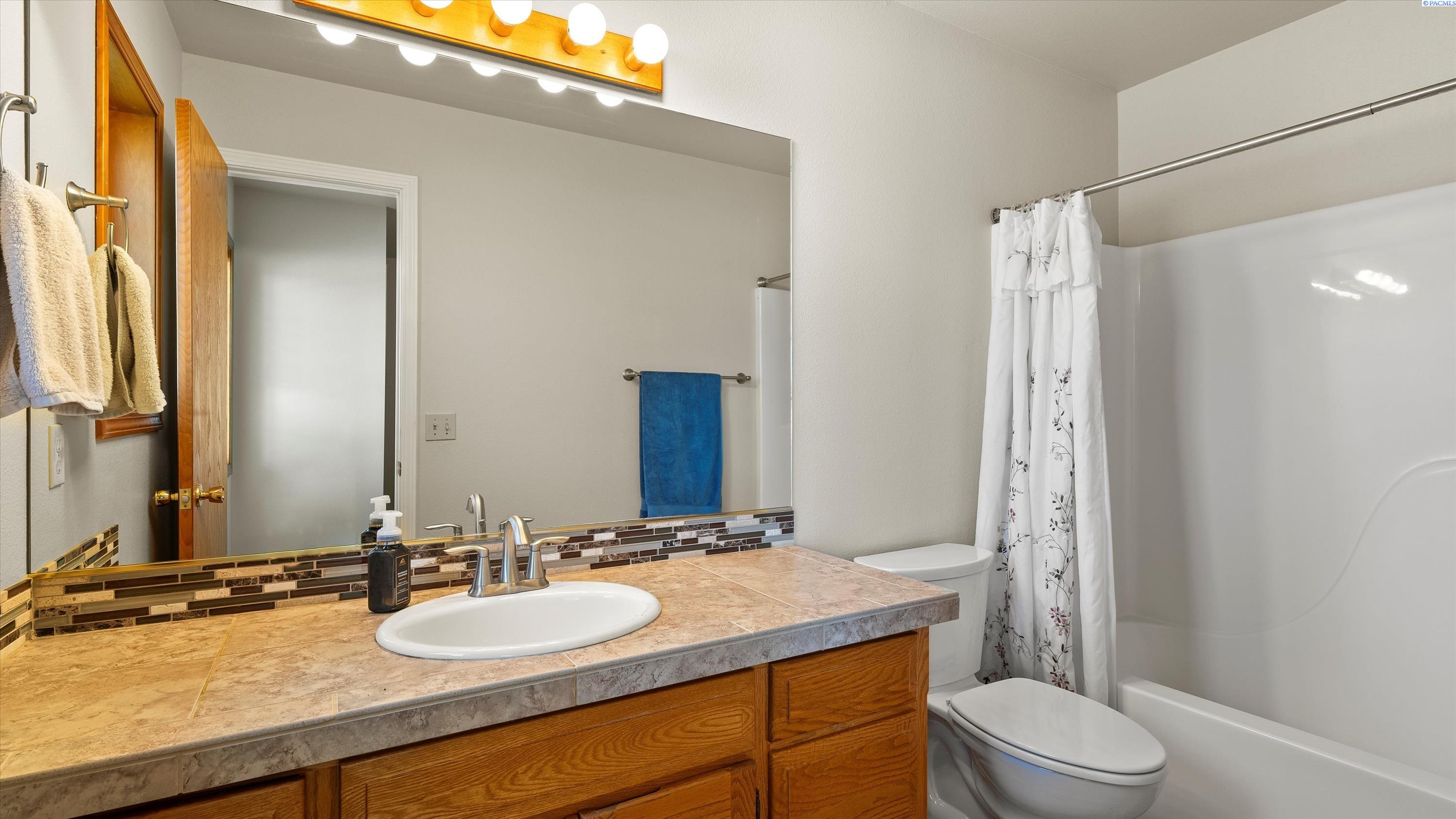 Prosser, Washington, 99350, United States, 3 Bedrooms Bedrooms, ,3 BathroomsBathrooms,Residential,For Sale,1867442