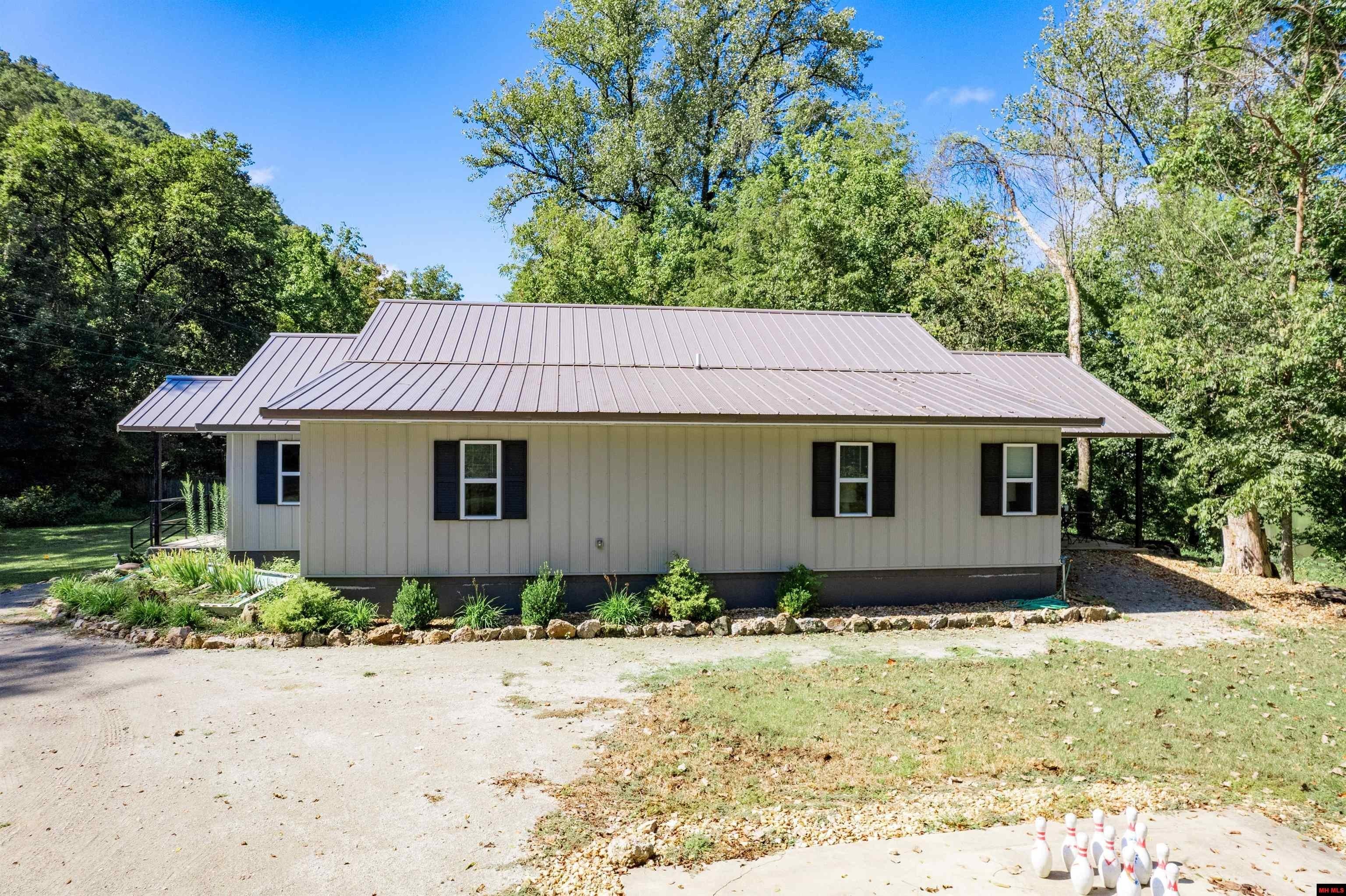Norfork, Arkansas, 72658, United States, 4 Bedrooms Bedrooms, ,4 BathroomsBathrooms,Residential,For Sale,2037345