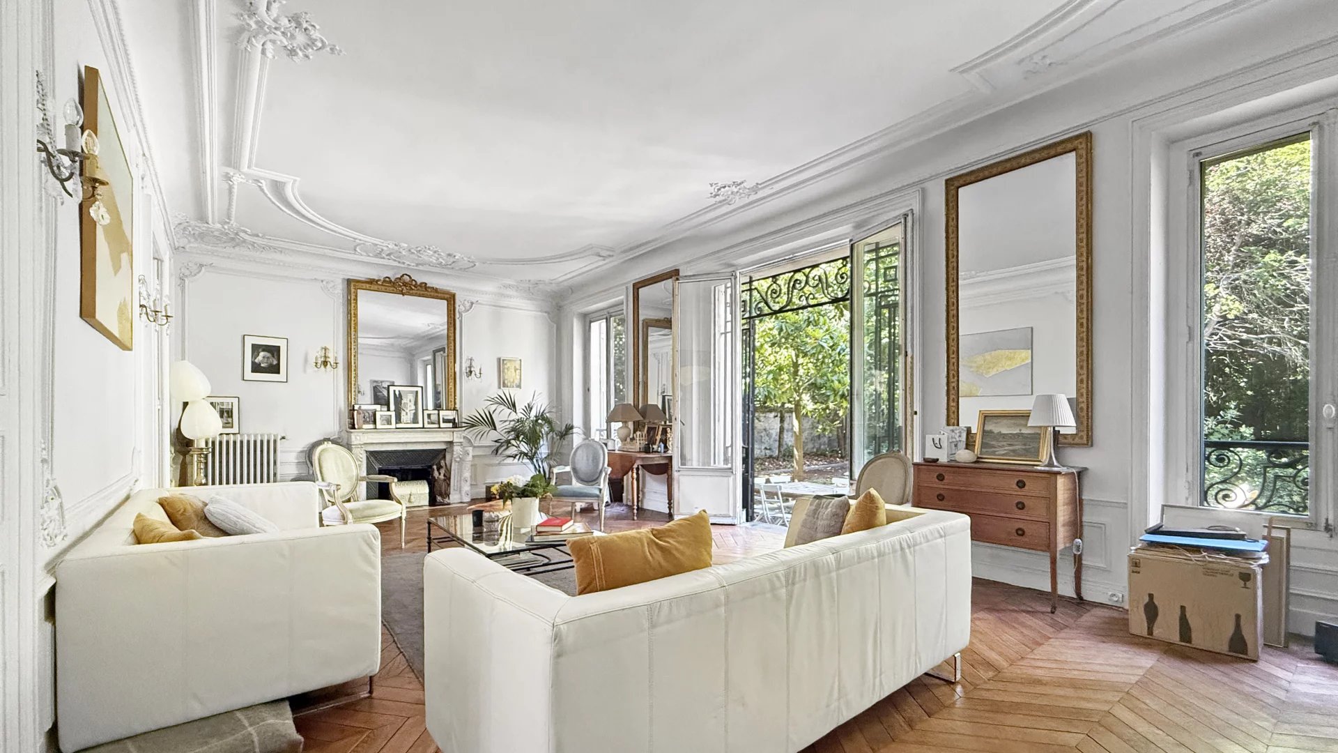 Versailles, Île-de-France, 78000, FR, 8 Bedrooms Bedrooms, ,8 BathroomsBathrooms,Residential,For Sale,1876940