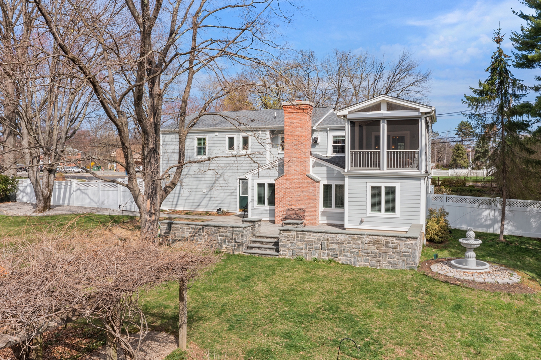  Custom Updated Neighborhood Bi-Level Style Home - 物件實景