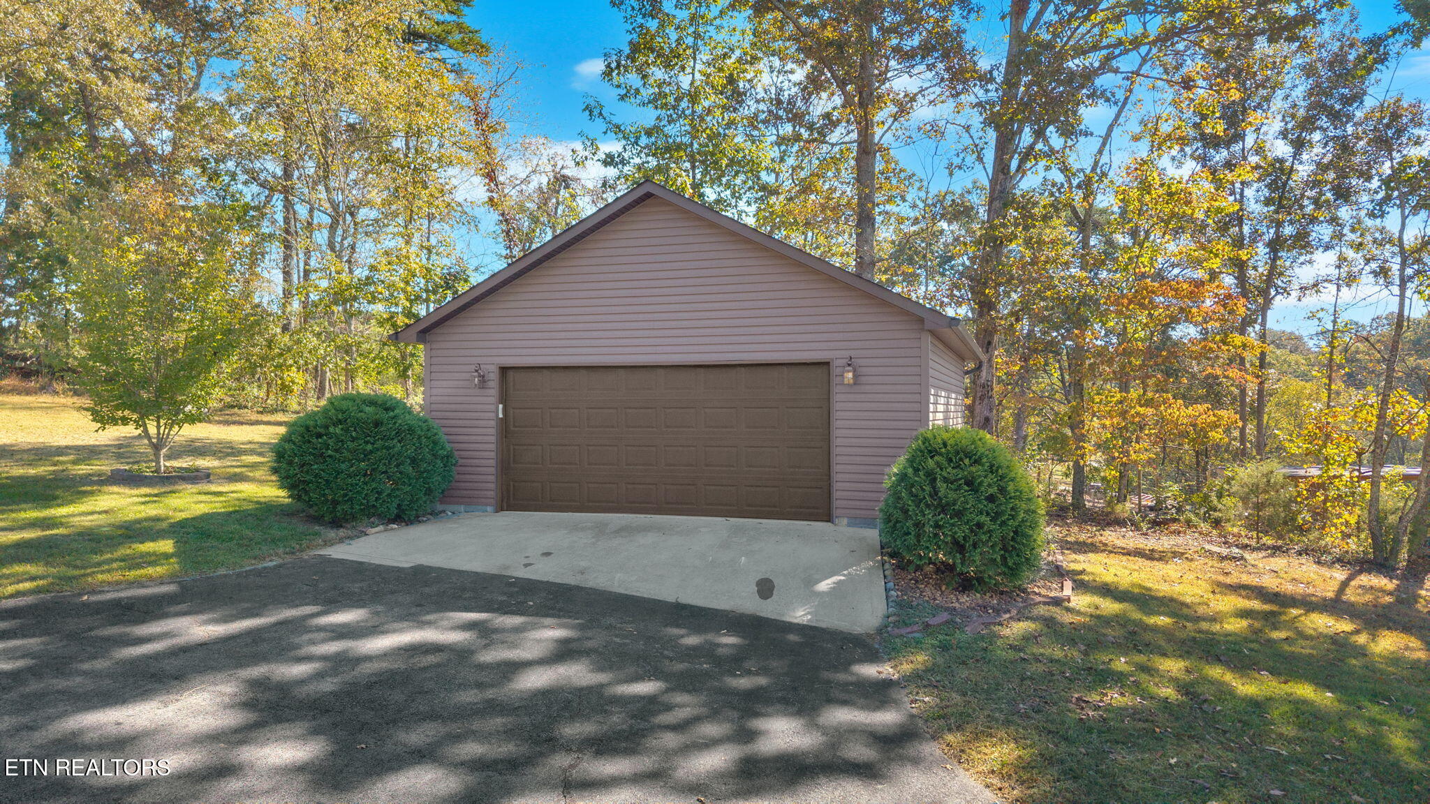 Kingston, Tennessee, 37763, United States, 3 Bedrooms Bedrooms, ,4 BathroomsBathrooms,Residential,For Sale,1964876