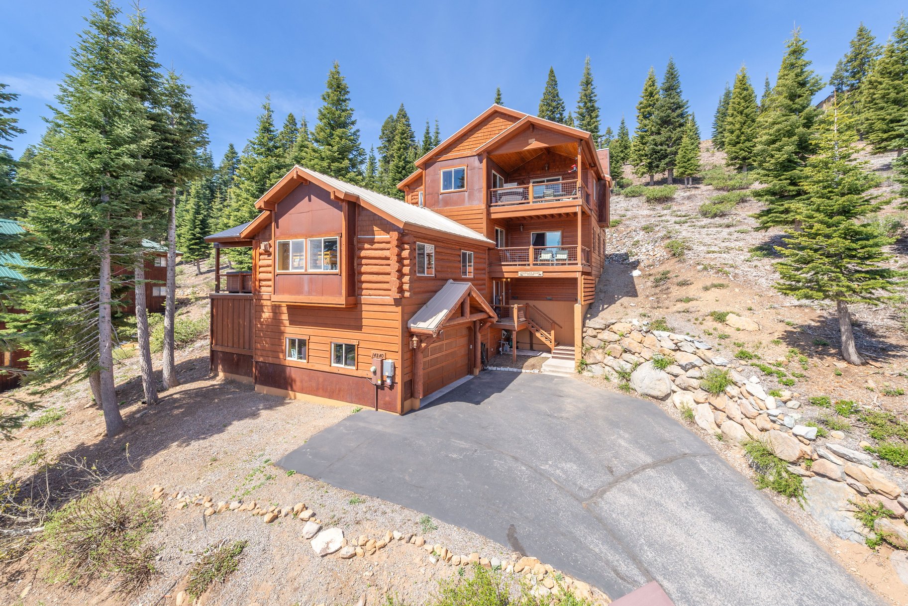  Beautiful Log Home with Carson Range Views from Every Floor - 物件實景