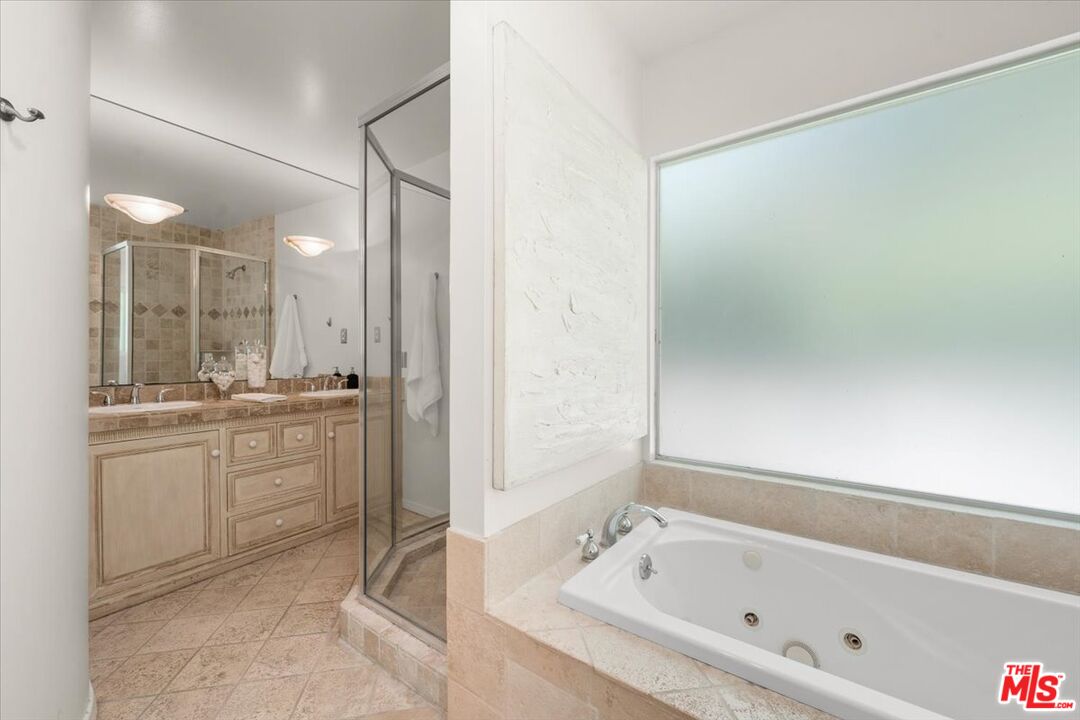 Los Angeles, California, 90049, United States, 3 Bedrooms Bedrooms, ,3 BathroomsBathrooms,Residential,For Sale,1908650