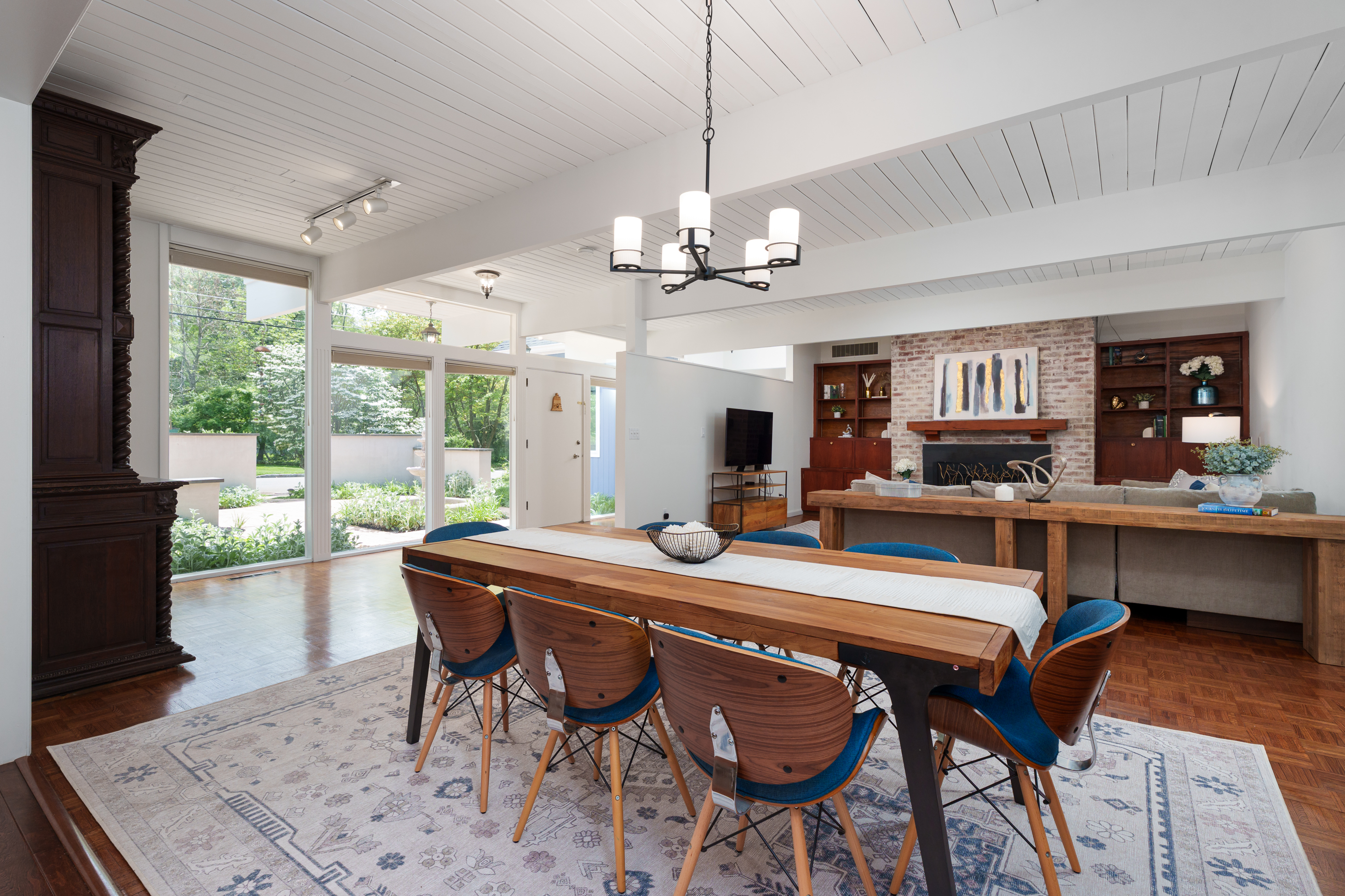  Coveted Western Section Mid-Century Modern Home with an Adaptable Floor Plan - 物件實景