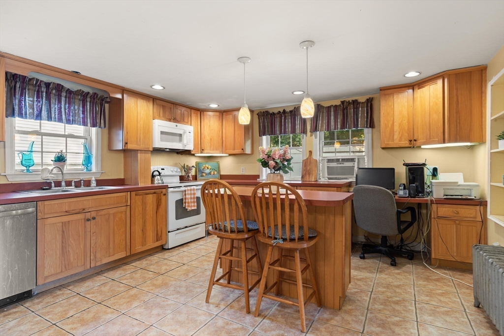 North Attleboro, Massachusetts, 02760, United States, 5 Bedrooms Bedrooms, ,2 BathroomsBathrooms,Residential,For Sale,1939439