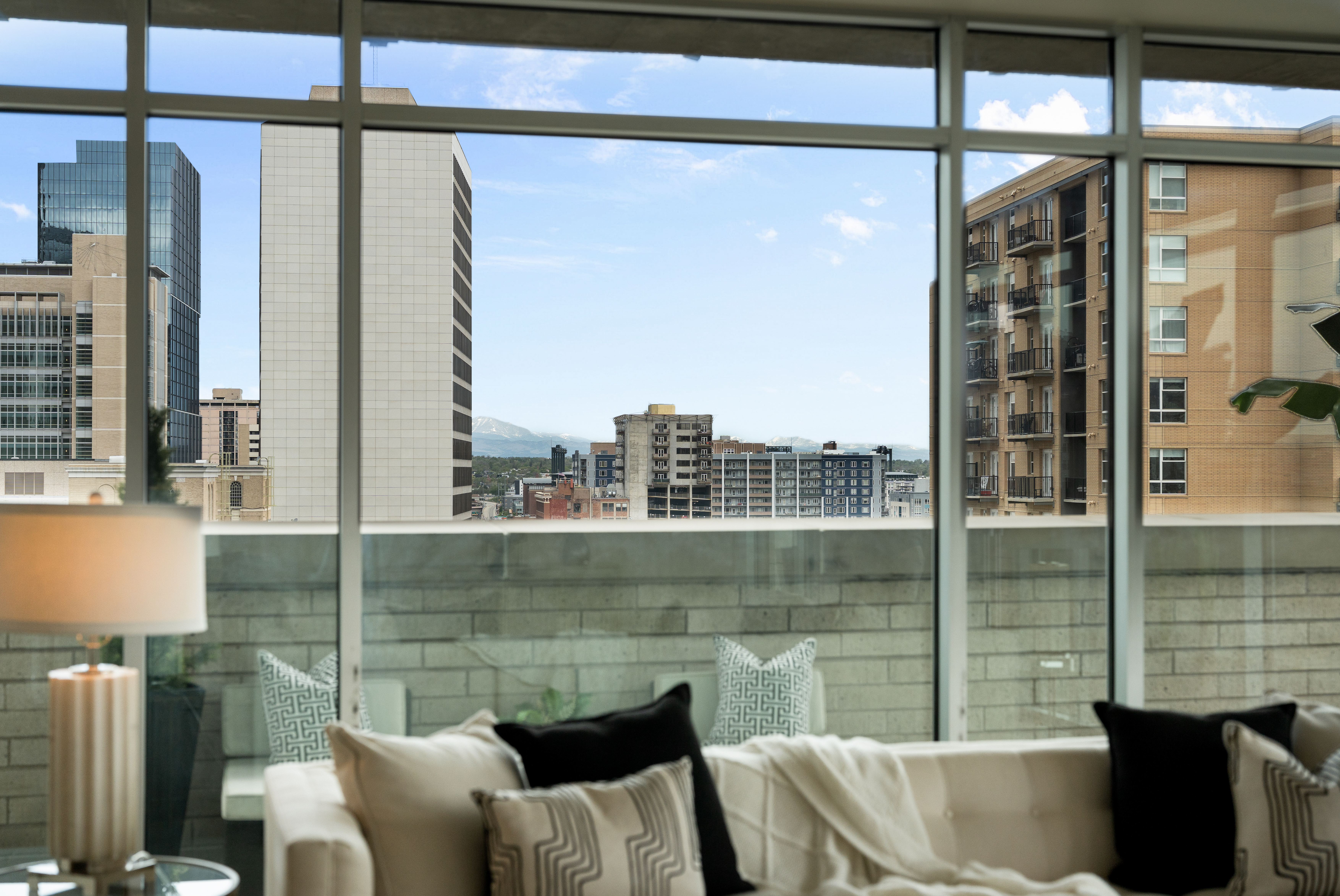  Arguably One of the Finest Condominium Opportunities Under $900,000 in Downtown - 物件實景