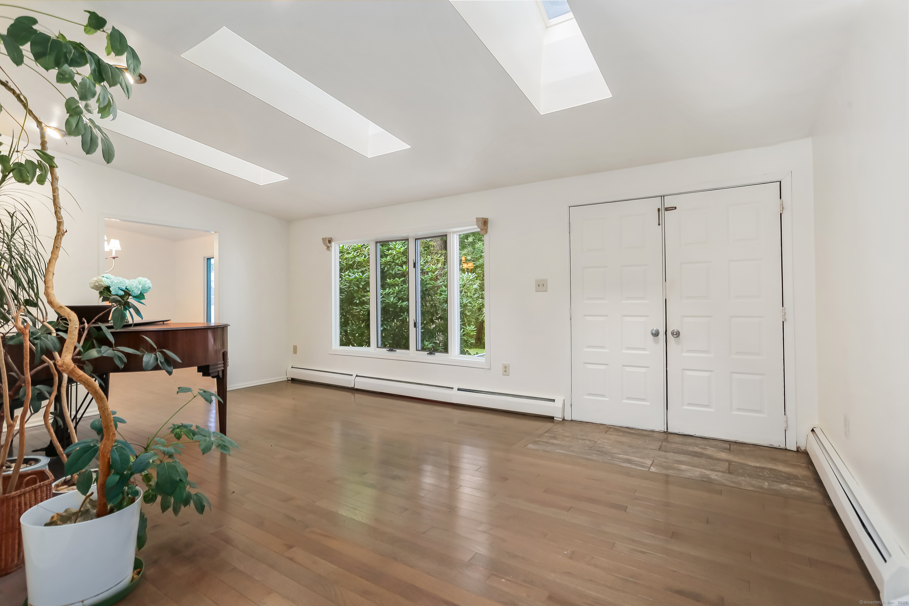Trumbull, Connecticut, 06611, United States, 4 Bedrooms Bedrooms, ,4 BathroomsBathrooms,Residential,For Sale,1938522