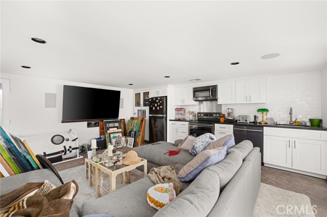 Los Angeles, California, 90064, United States, 6 Bedrooms Bedrooms, ,3 BathroomsBathrooms,Residential,For Sale,1977157