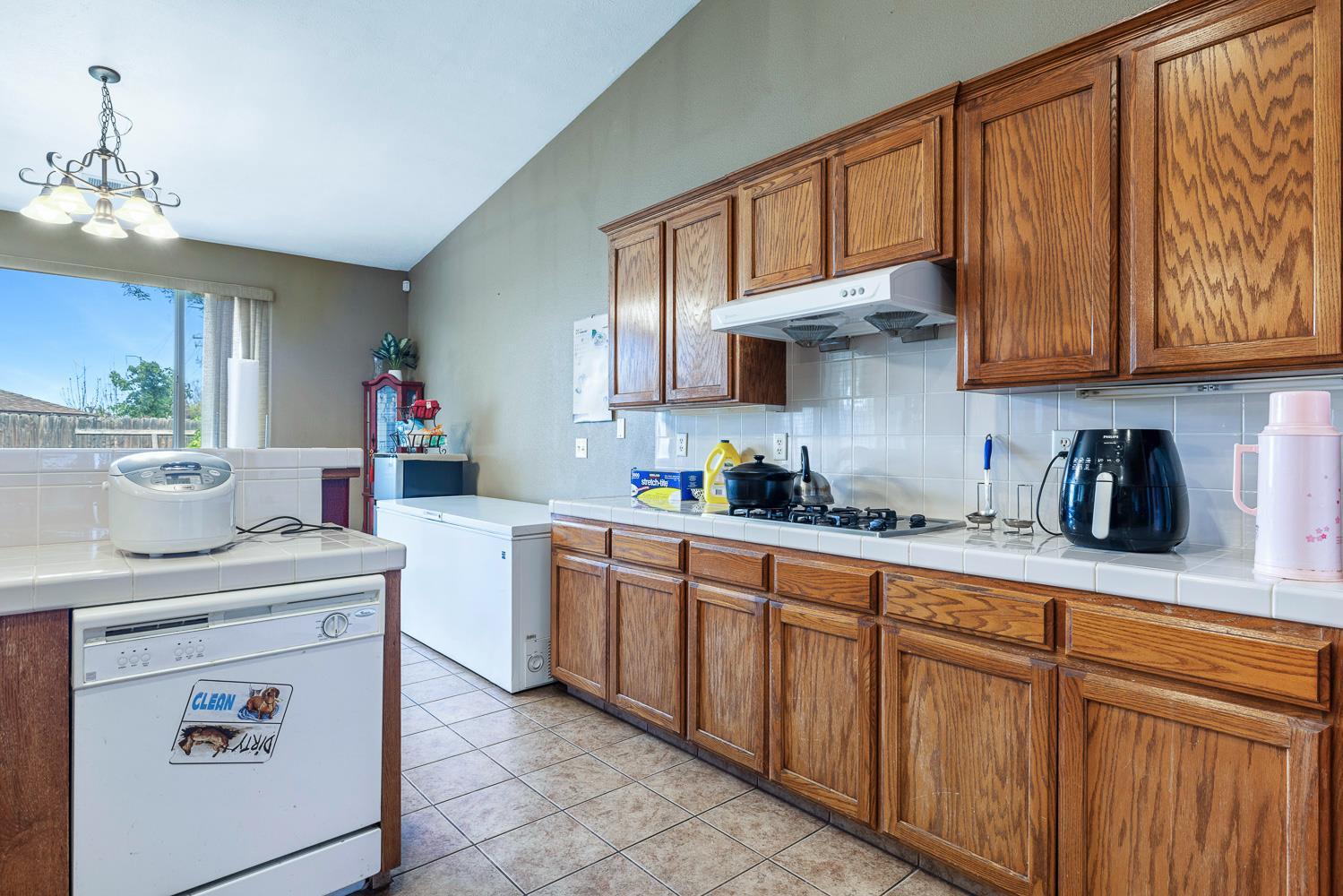 Fresno, California, 93727, United States, 4 Bedrooms Bedrooms, ,2 BathroomsBathrooms,Residential,For Sale,2008580