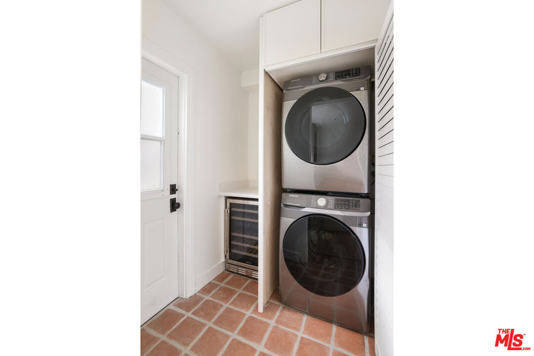 Los Angeles, California, 90036, United States, 2 Bedrooms Bedrooms, ,2 BathroomsBathrooms,Residential,For Sale,2003029