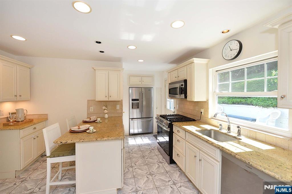 Oakland, New Jersey, 07436, United States, 3 Bedrooms Bedrooms, ,3 BathroomsBathrooms,Residential,For Sale,1934368