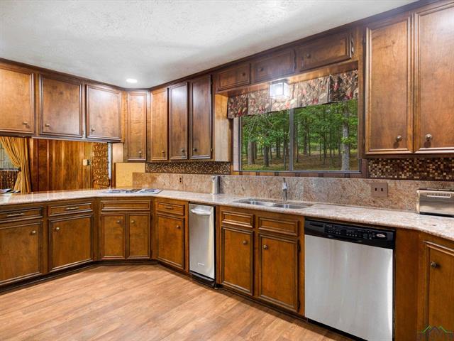 Henderson, Texas, 75652, United States, 3 Bedrooms Bedrooms, ,3 BathroomsBathrooms,Residential,For Sale,1820129