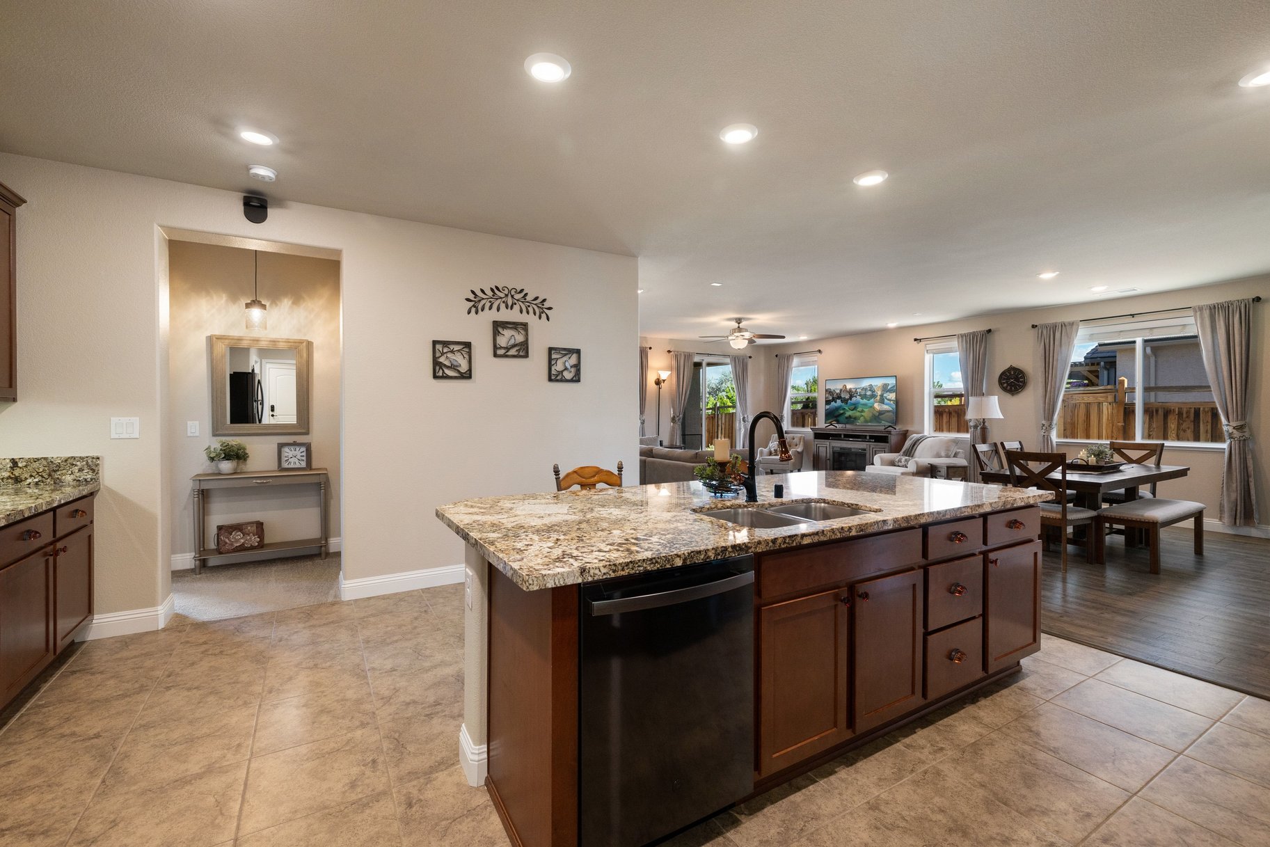  Welcome to 7239 Early Dawn Court, located in desirable Wingfield Springs - 物件實景