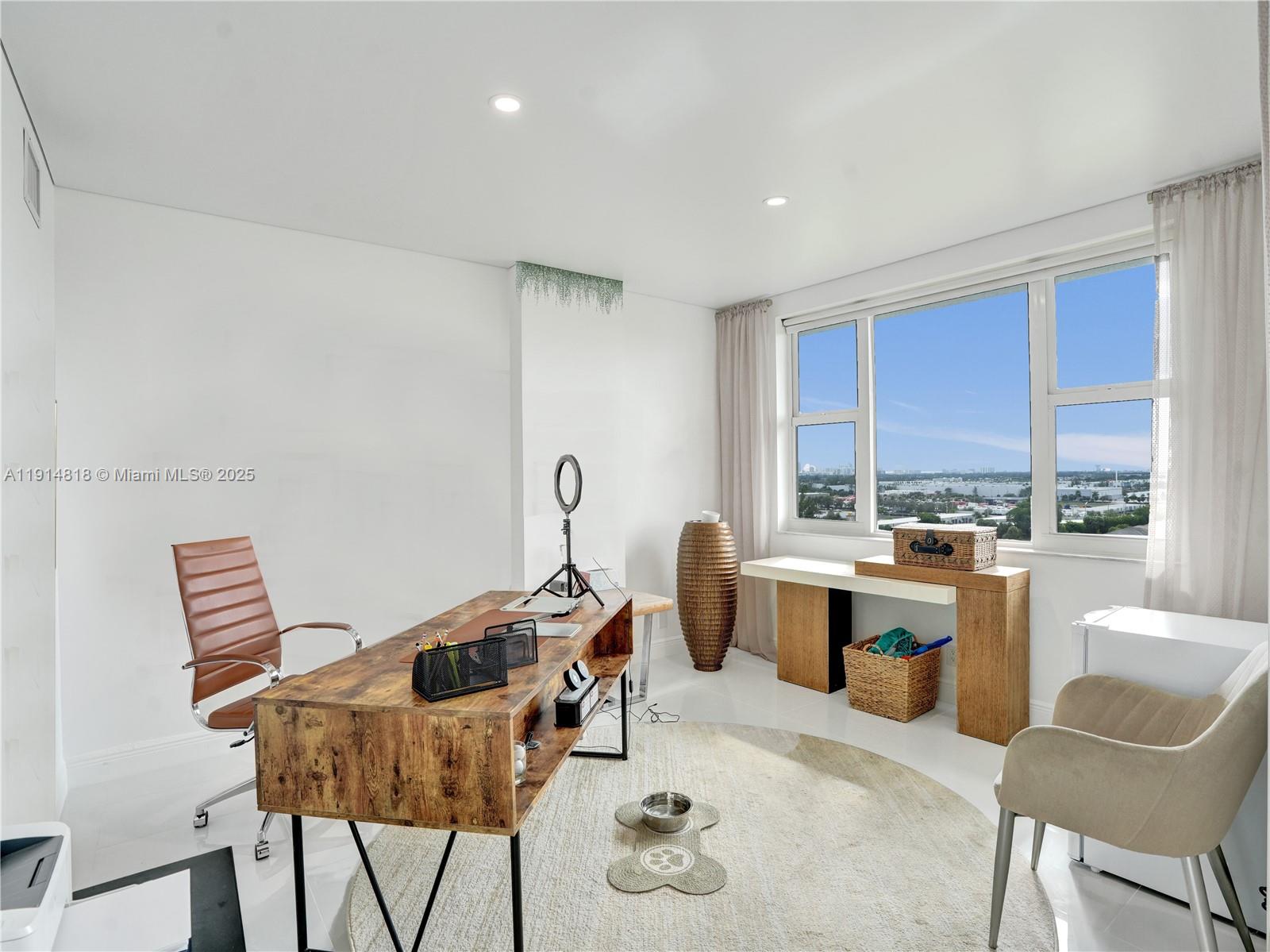 Hollywood, Florida, 33021, United States, 2 Bedrooms Bedrooms, ,3 BathroomsBathrooms,Residential,For Sale,1997464