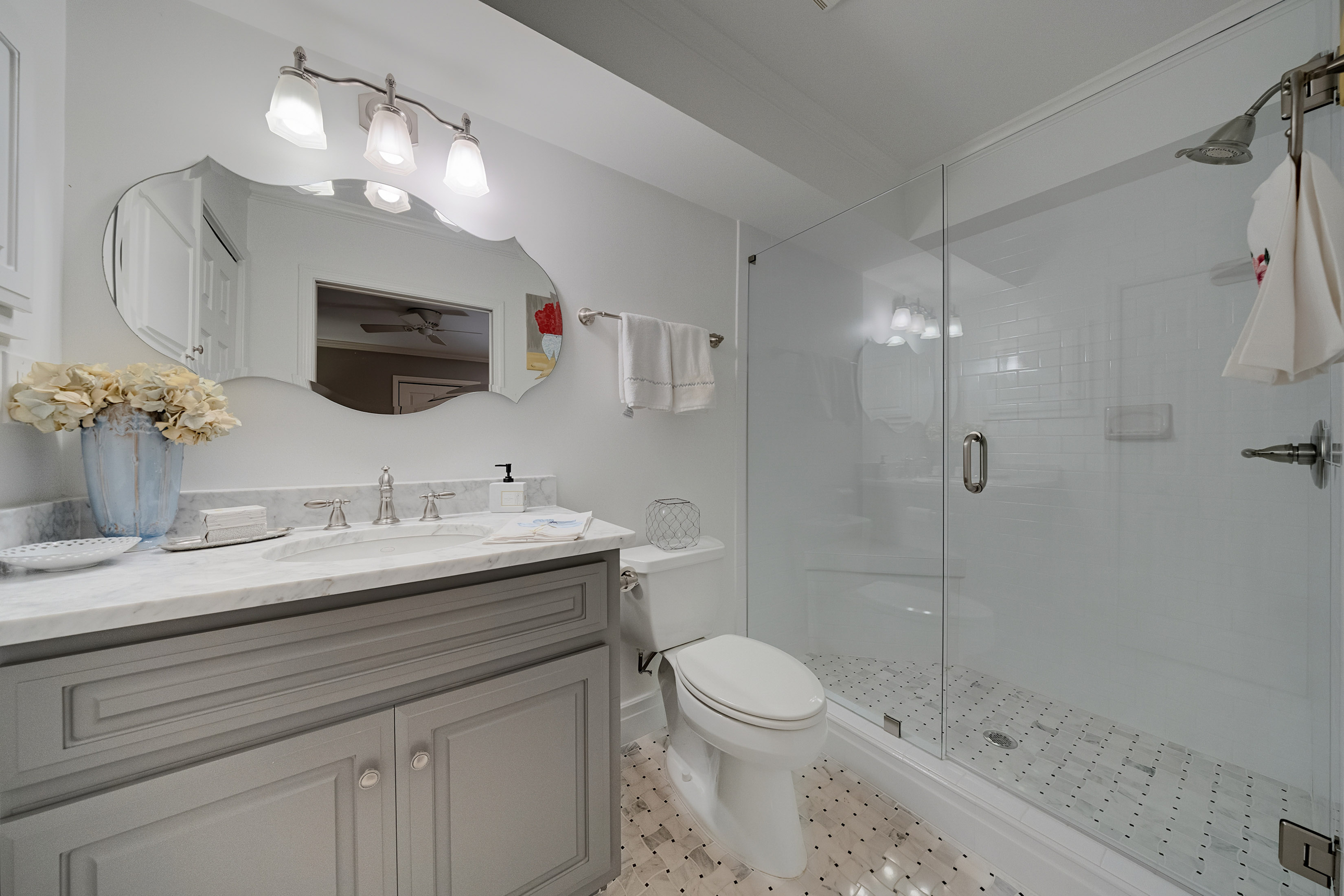  Elegantly Renovated Townhome in Gated Community - 物件實景