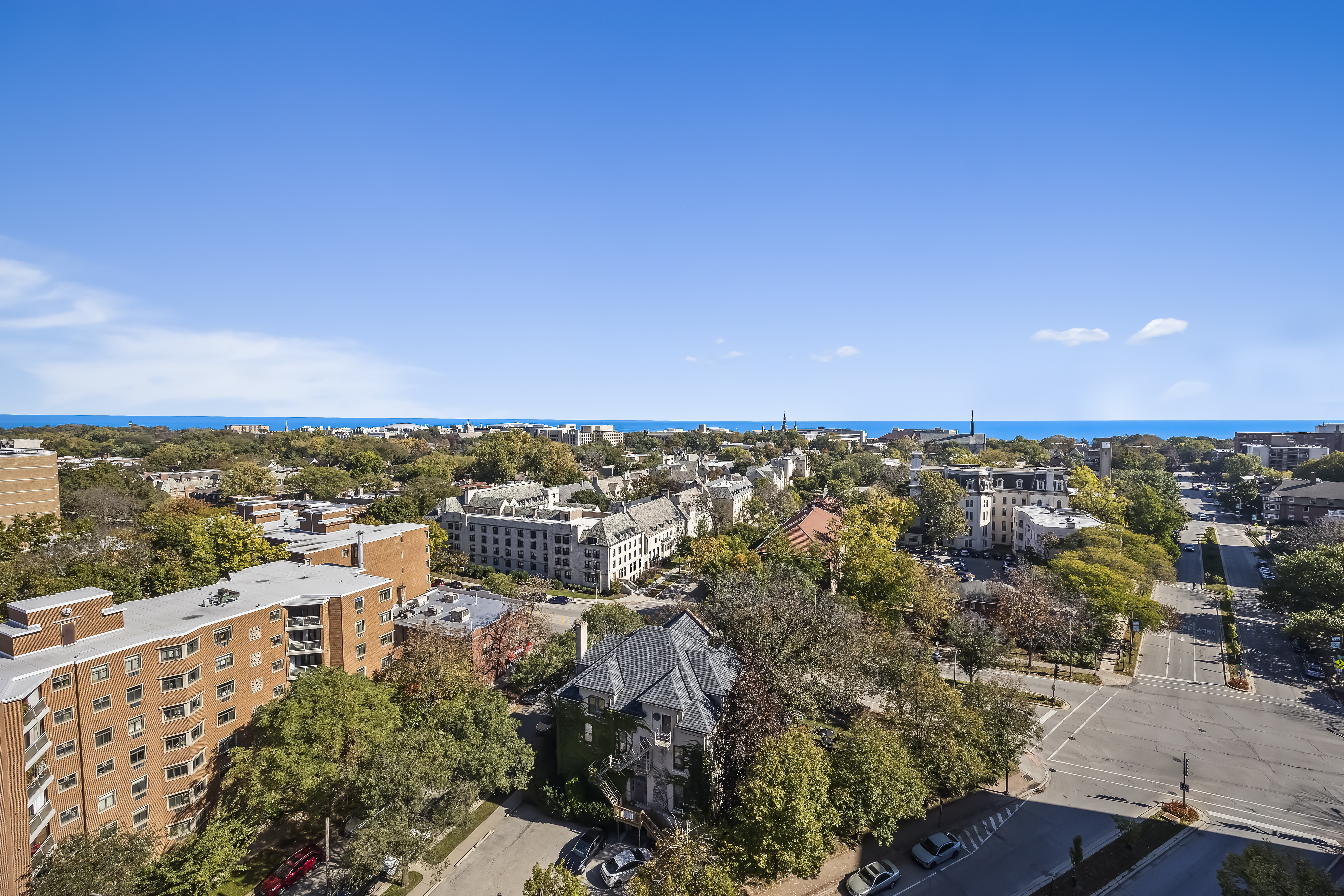  Sun-Filled Corner Unit in Downtown Evanston - 物件實景