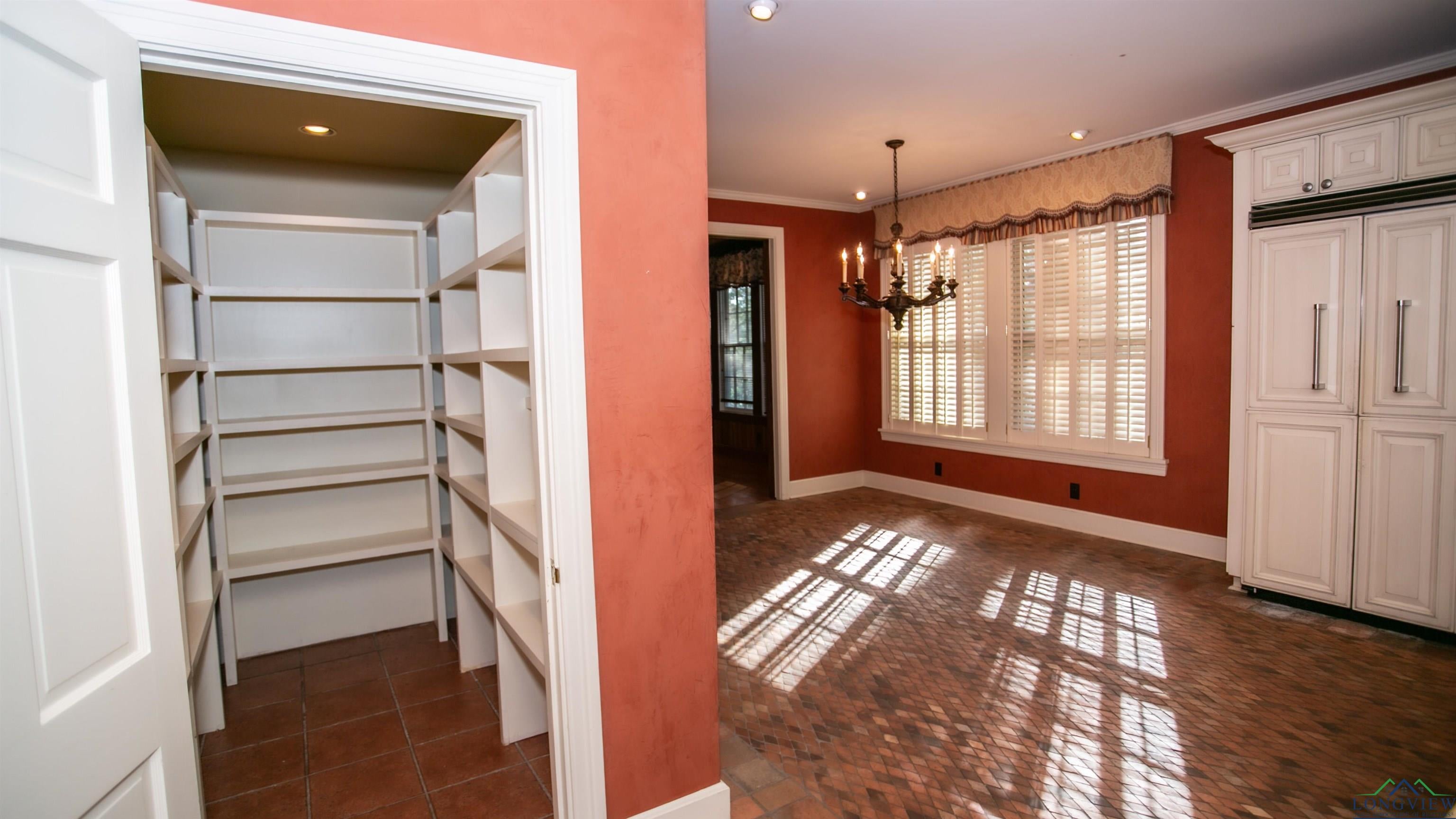 Marshall, Texas, 75670, United States, 5 Bedrooms Bedrooms, ,5 BathroomsBathrooms,Residential,For Sale,1943328