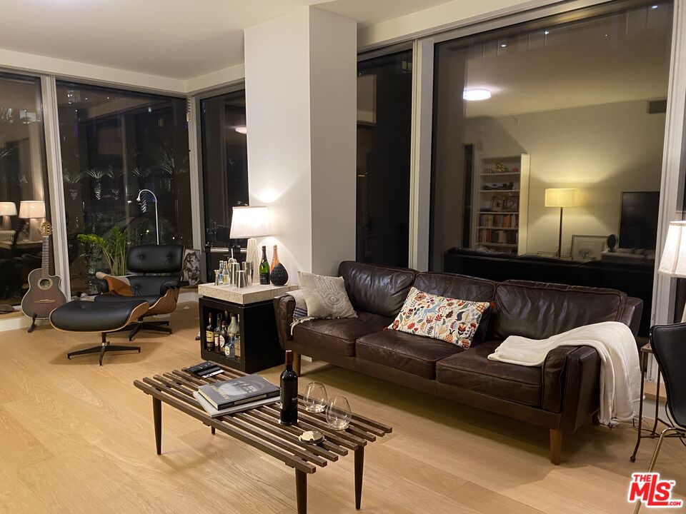 Los Angeles, California, 90017, United States, 1 Bedroom Bedrooms, ,2 BathroomsBathrooms,Residential,For Sale,1987856