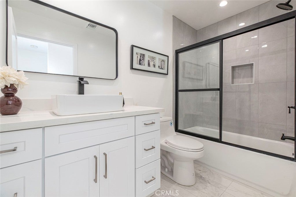 Los Angeles, California, 90027, United States, ,Residential,For Sale,1938959