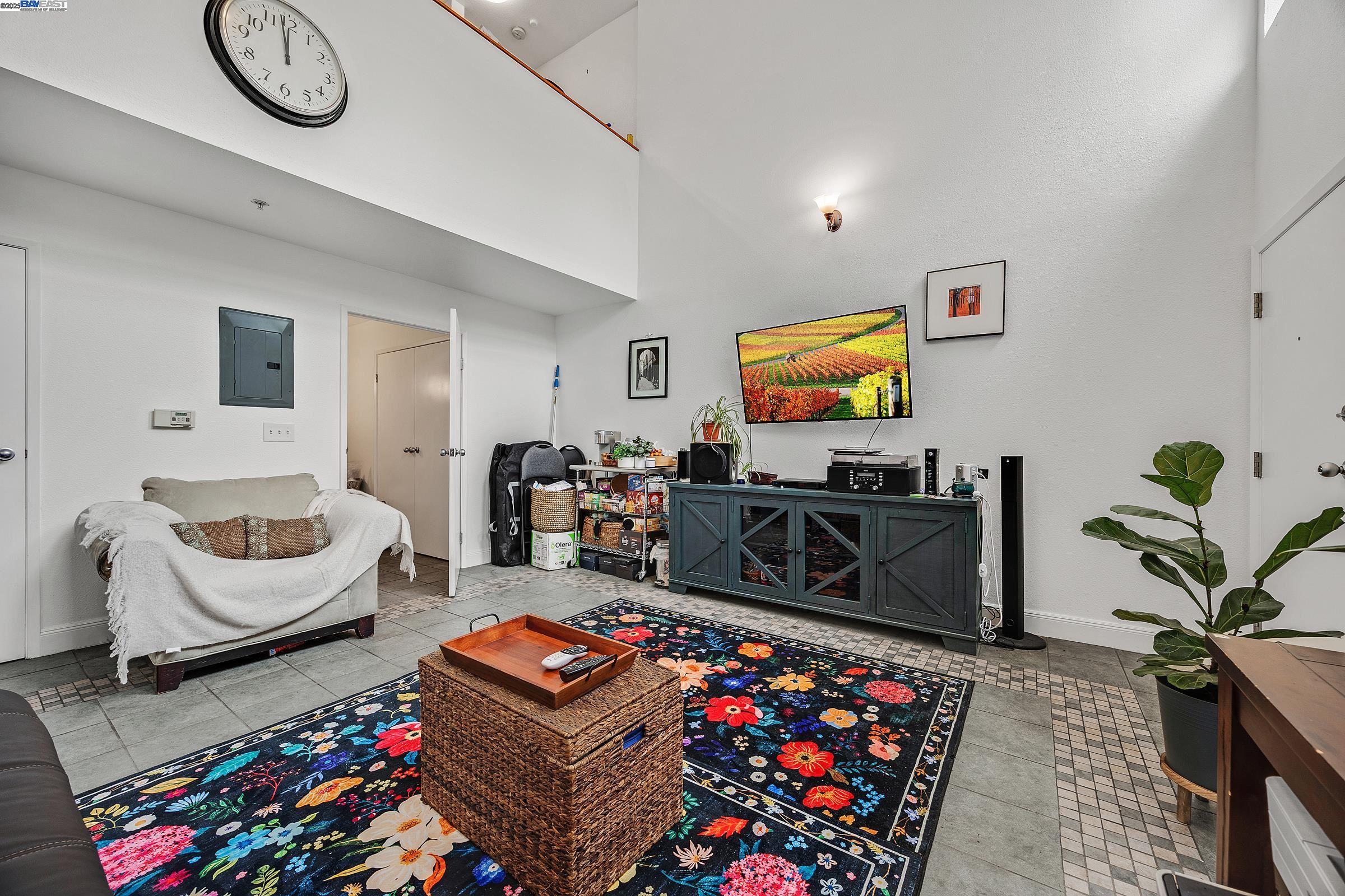 Emeryville, California, 94608, United States, 2 Bedrooms Bedrooms, ,1 BathroomBathrooms,Residential,For Sale,1907705