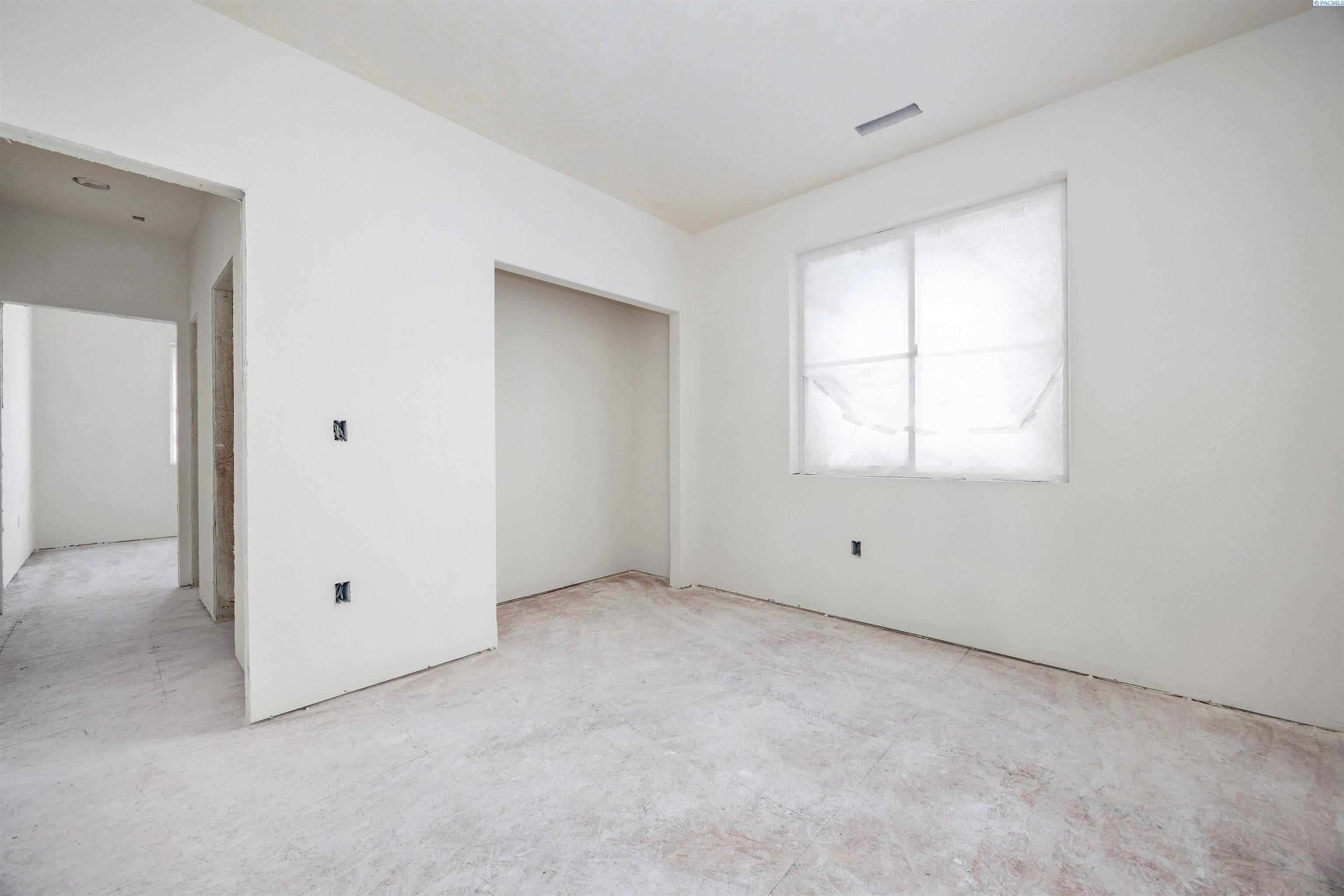 Kennewick, Washington, 99337, United States, 4 Bedrooms Bedrooms, ,1 BathroomBathrooms,Residential,For Sale,1980890