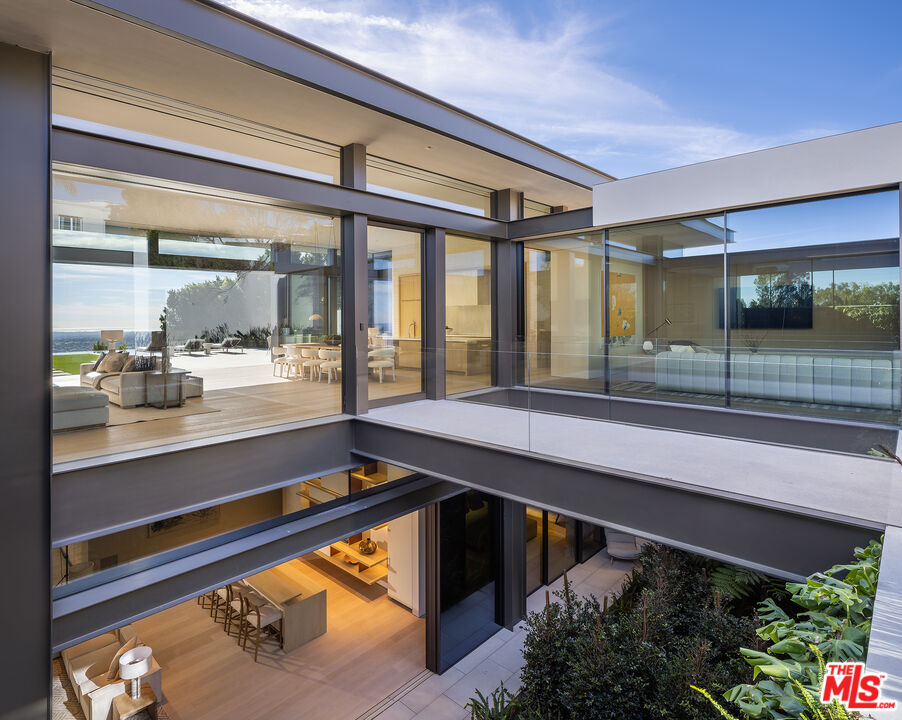 Los Angeles, California, 90069, United States, 7 Bedrooms Bedrooms, ,9 BathroomsBathrooms,Residential,For Sale,1925200