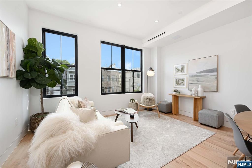 Jersey City, New Jersey, 07305, United States, 3 Bedrooms Bedrooms, ,2 BathroomsBathrooms,Residential,For Sale,1907522