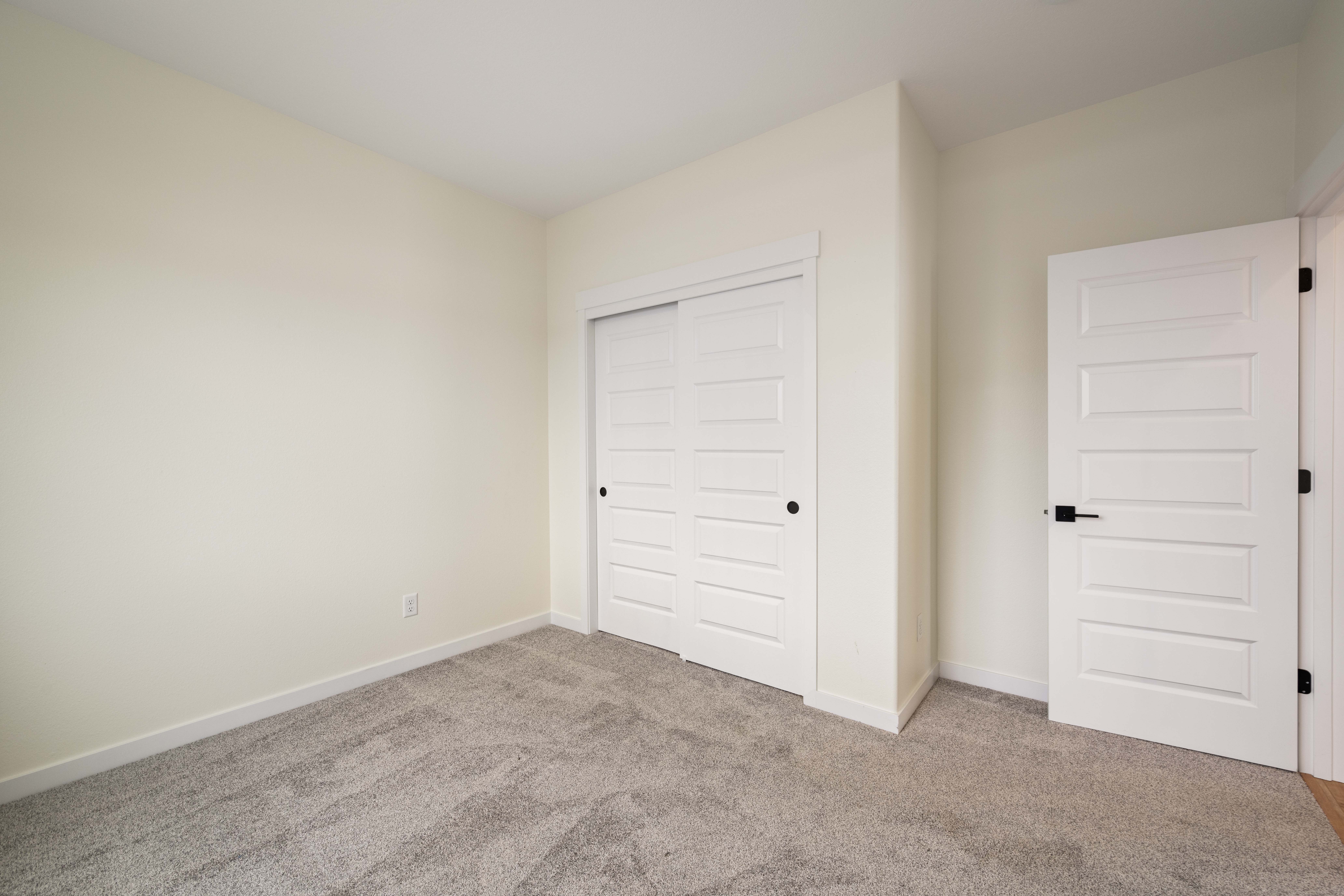  Like New, Fully Fenced, Corner Lot & 4-Car Garage - 物件實景