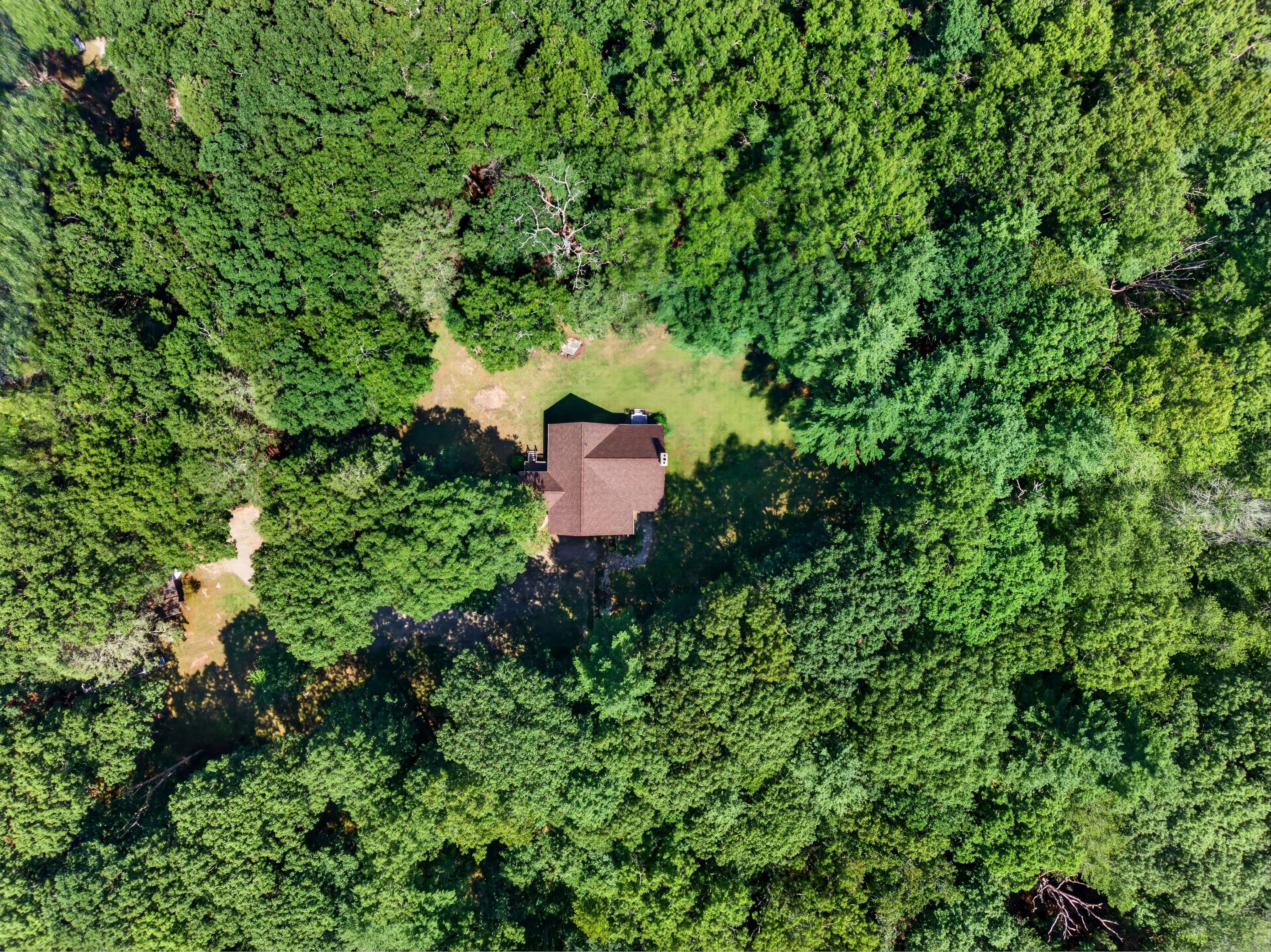  Tucked within four private, tranquil acres, this charming rustic log home offers - 物件實景