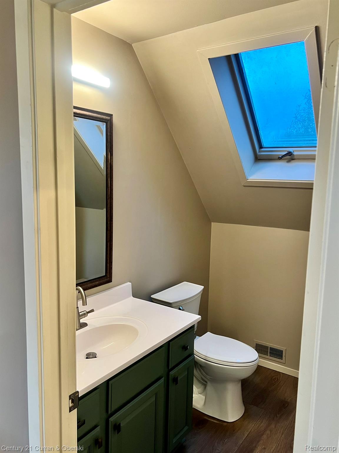 Jackson, Michigan, 49201, United States, 3 Bedrooms Bedrooms, ,3 BathroomsBathrooms,Residential,For Sale,1981223