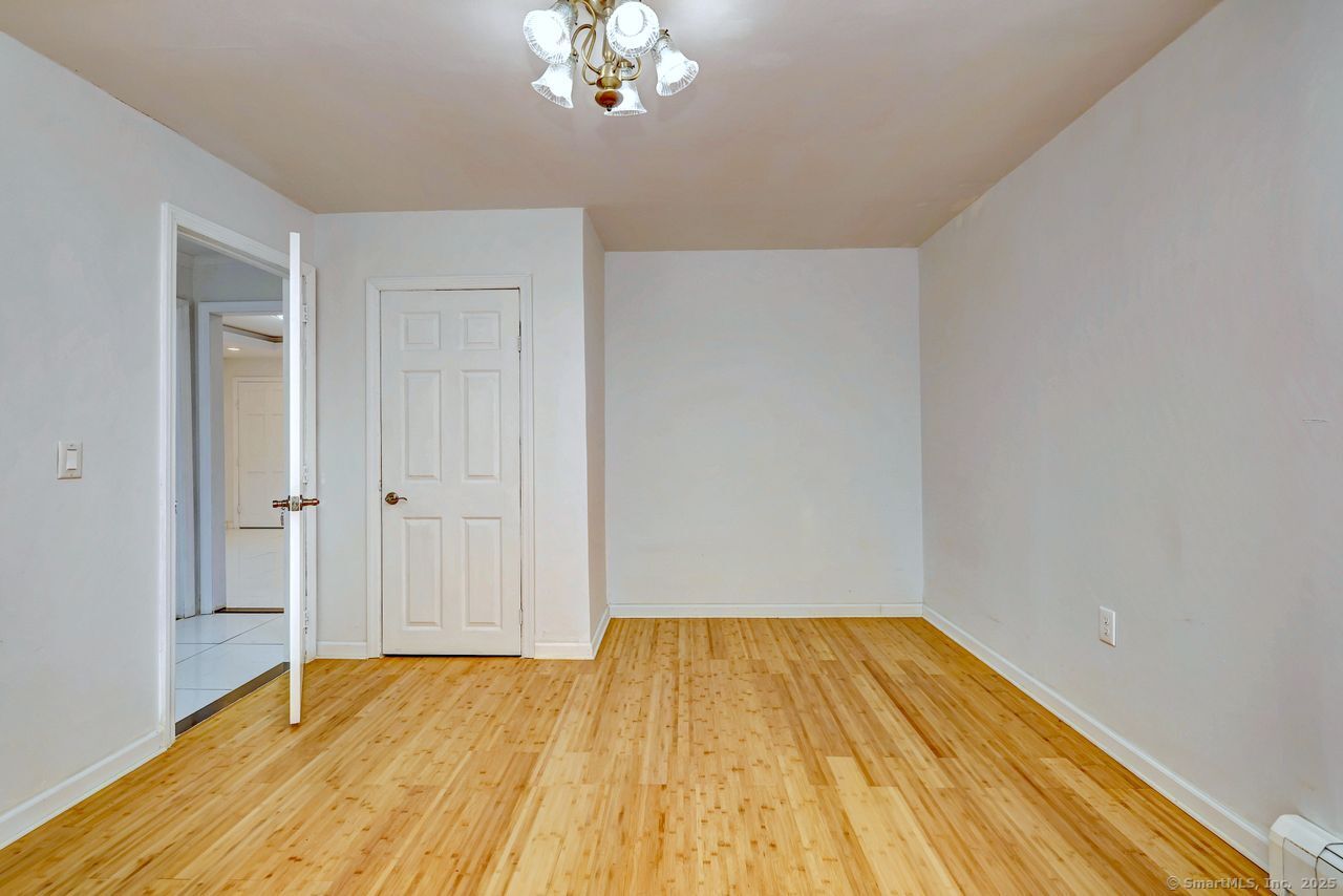 Milford, Connecticut, 06461, United States, 5 Bedrooms Bedrooms, ,2 BathroomsBathrooms,Residential,For Sale,1949907