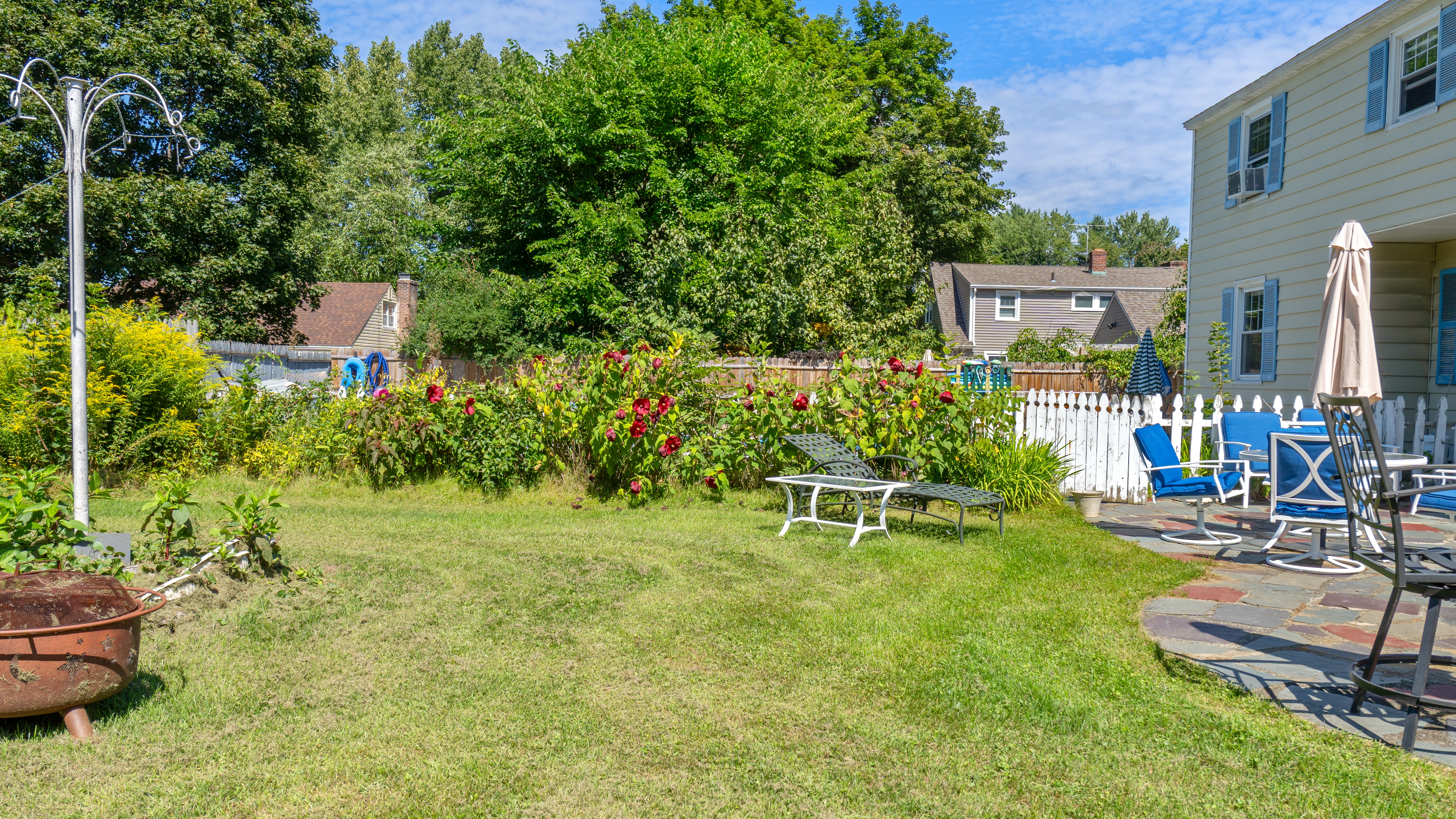  CHARMING IN-TOWN CAPE ON SPACIOUS LOT WITH INGROUND POOL - 物件實景